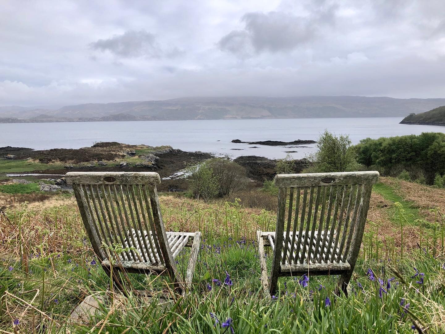 Sitting by the bay, watching the tide roll away&hellip;🎵 

#greenwoodretreat
#ardnamurchan #ardslignish  #scottishhighlands
#ukretreat #kilchoan 
#westhighlandpeninsulas
#lochsunart