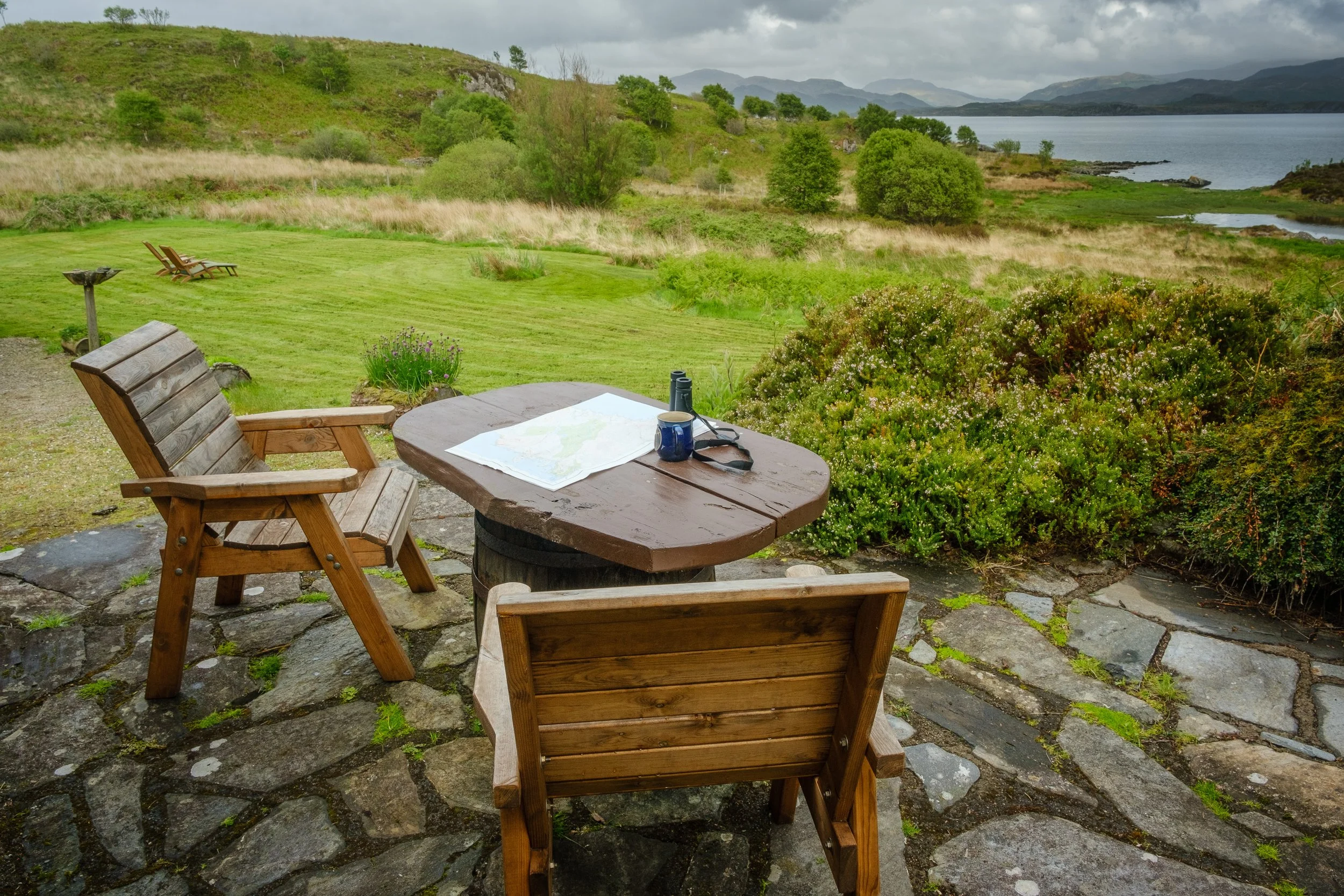 Outdoor table and chairs. Patio Camas bàn cottage, self catering cottage for 2 -4 people on the shorefront of Loch Sunart, Ardnamurchan (Copy)