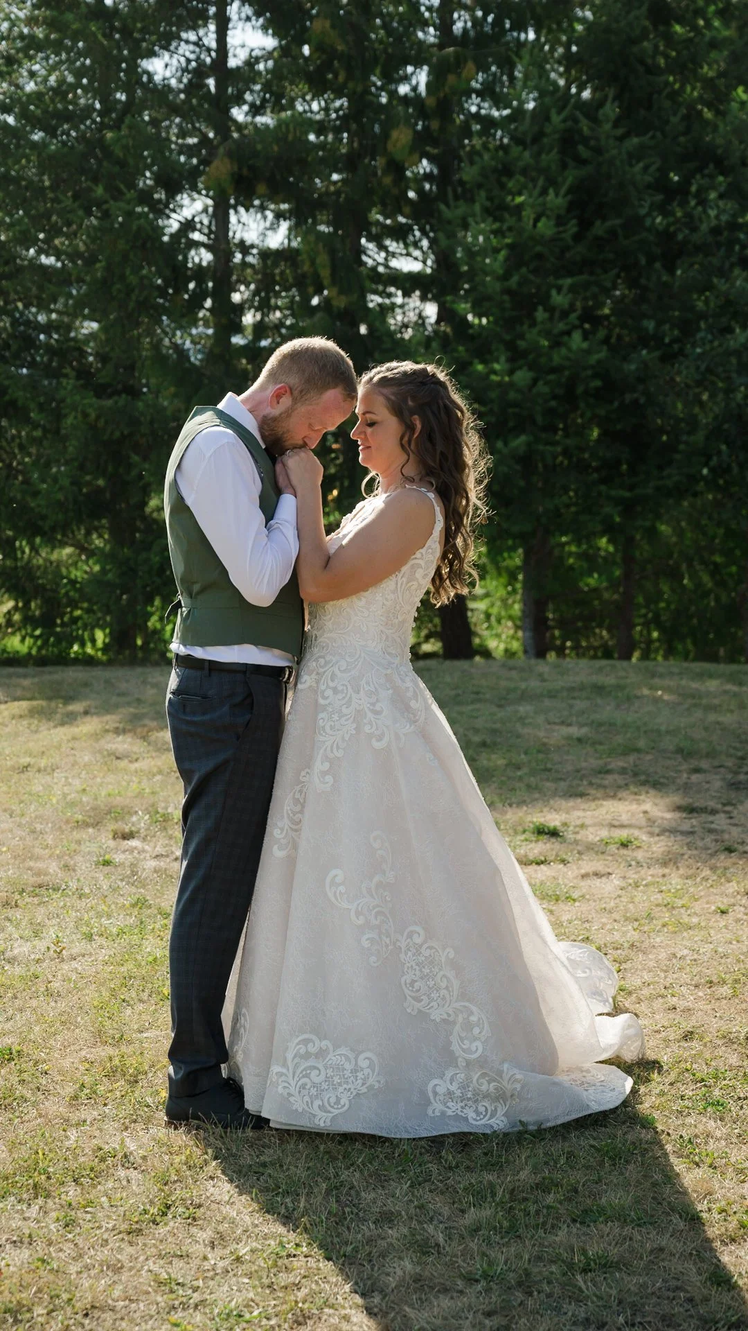 bride and groom at rustic weddings
