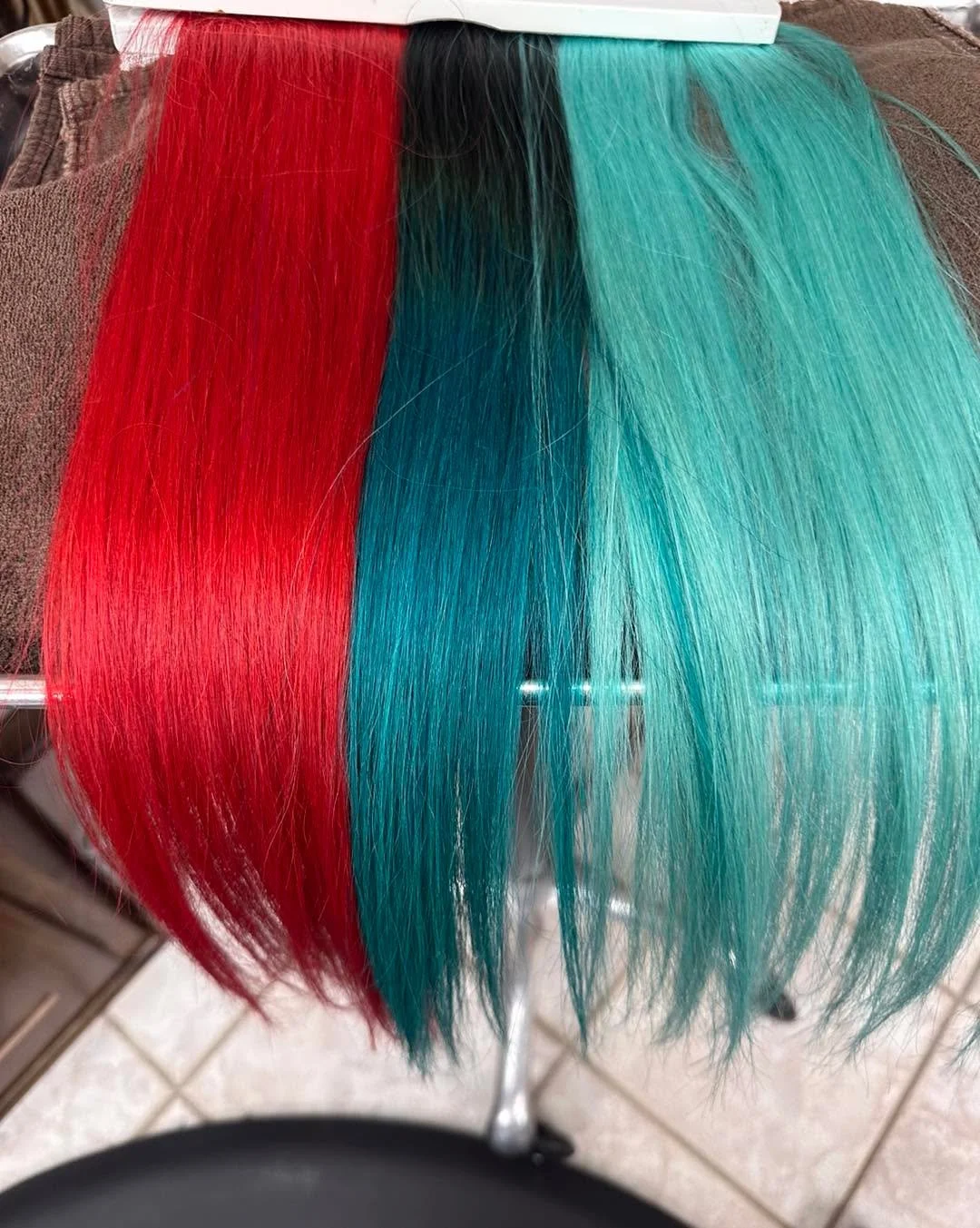 🎃👻 Nothing scary here&hellip; just bright fashion colors giving total Halloween vibes without the fright! 💜🧡💚

Colored extensions are the perfect way to play&mdash;bold, fun, and totally commitment-free. Want a pop of purple? A streak of orange?