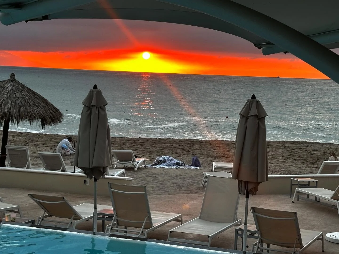 Enjoy this sunset when reading this PSA

📱 Quick heads up, friends!

My phone is currently being a little dramatic 😅 and I can&rsquo;t receive phone calls until PROBABLY Wednesday.

✨ Best ways to reach me:
&bull; Imessage or messenger 
&bull; Inst