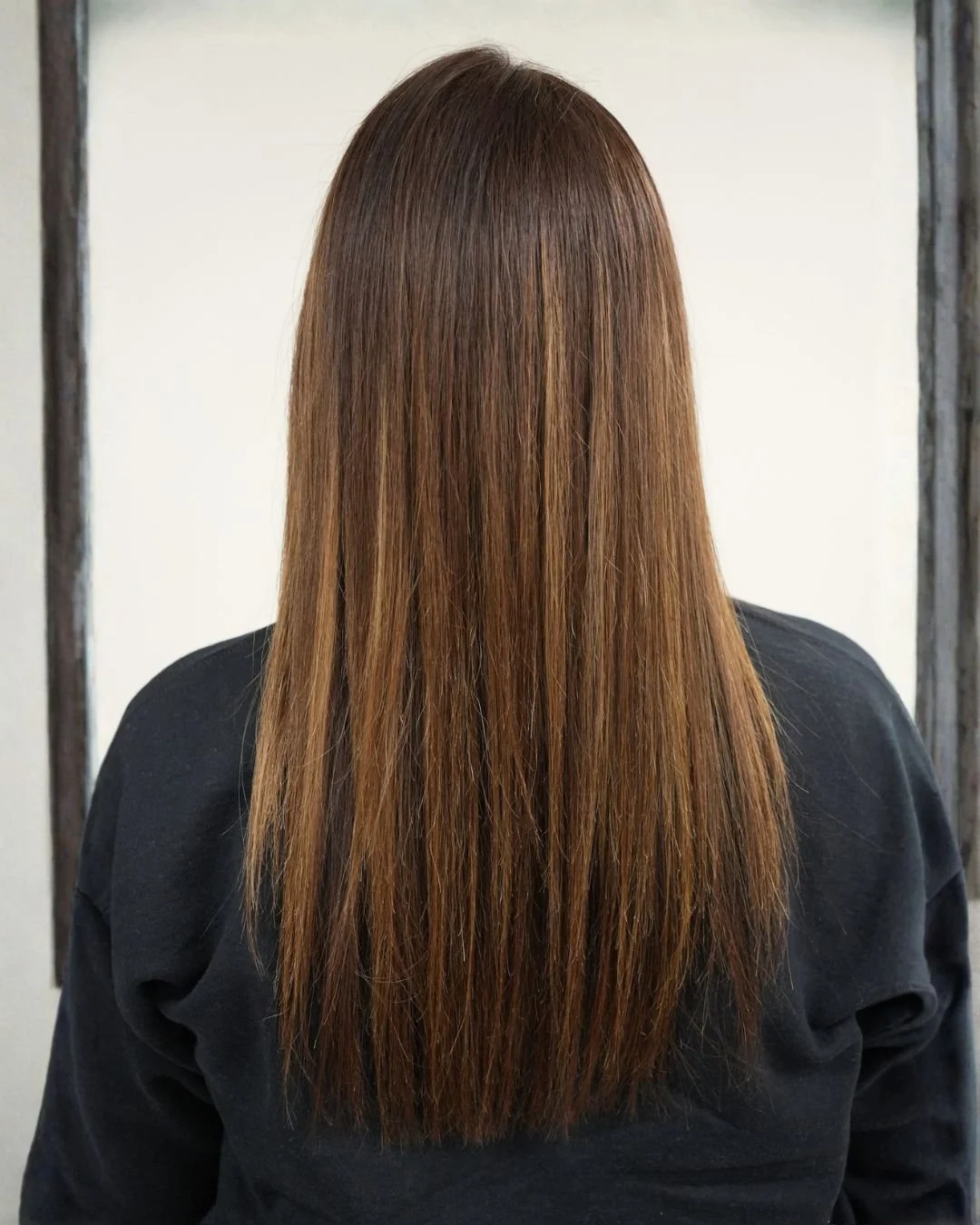 Smooth hair&hellip; but keep the personality. 👏✨

That&rsquo;s exactly why I&rsquo;m loving the Saphira Mineral Defrizz Treatment.

This isn&rsquo;t about making your hair flat or straight &mdash; it&rsquo;s about taking the chaos out of the frizz w