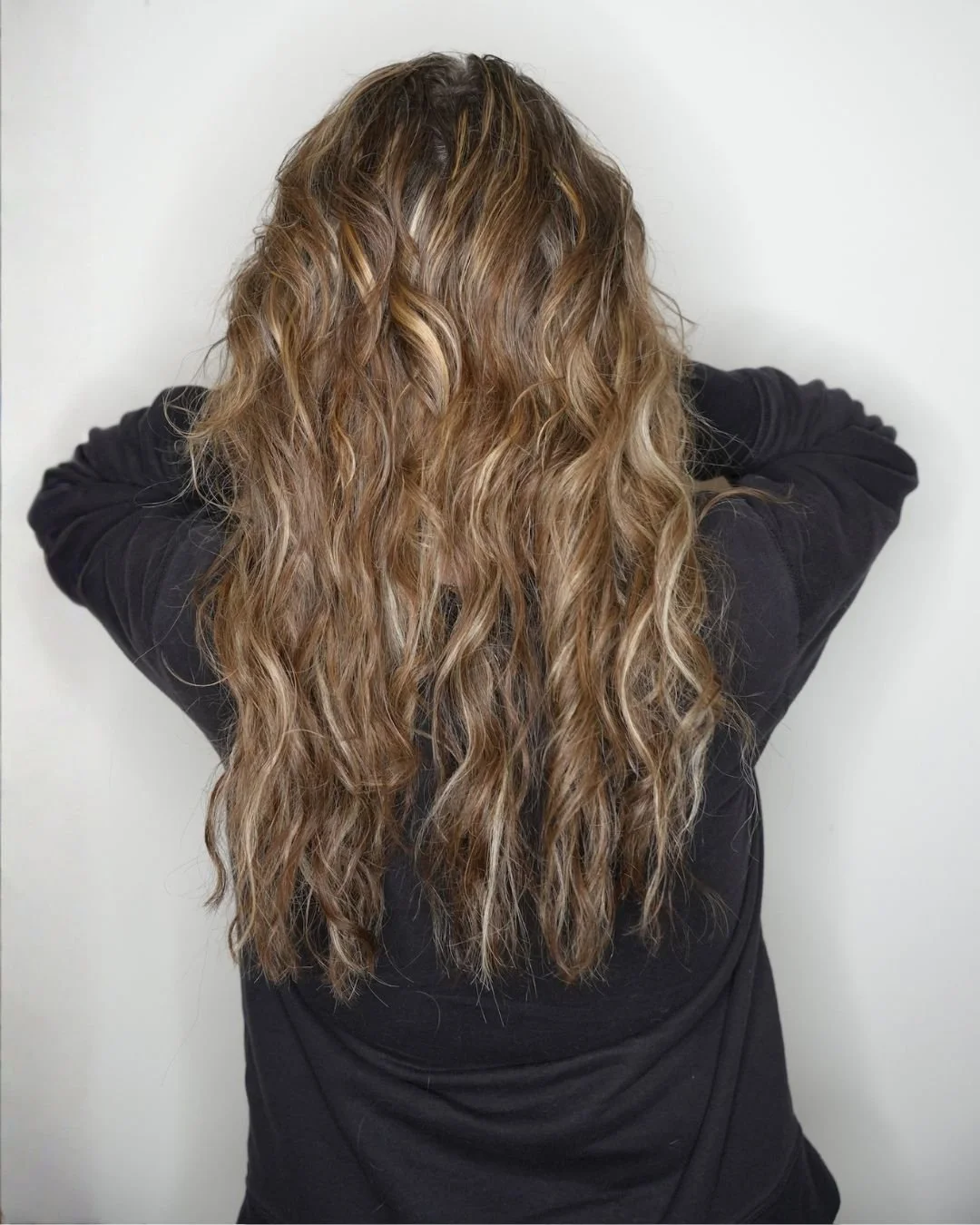 Would you believe these are permed extensions? 👀✨

The wave wasn&rsquo;t wavy enough&hellip;
The curl was too curly&hellip;

So you know I took matters into my own hands. 😉

Custom-permed and now they are:

✔️ perfectly textured
✔️ soft and bouncy
