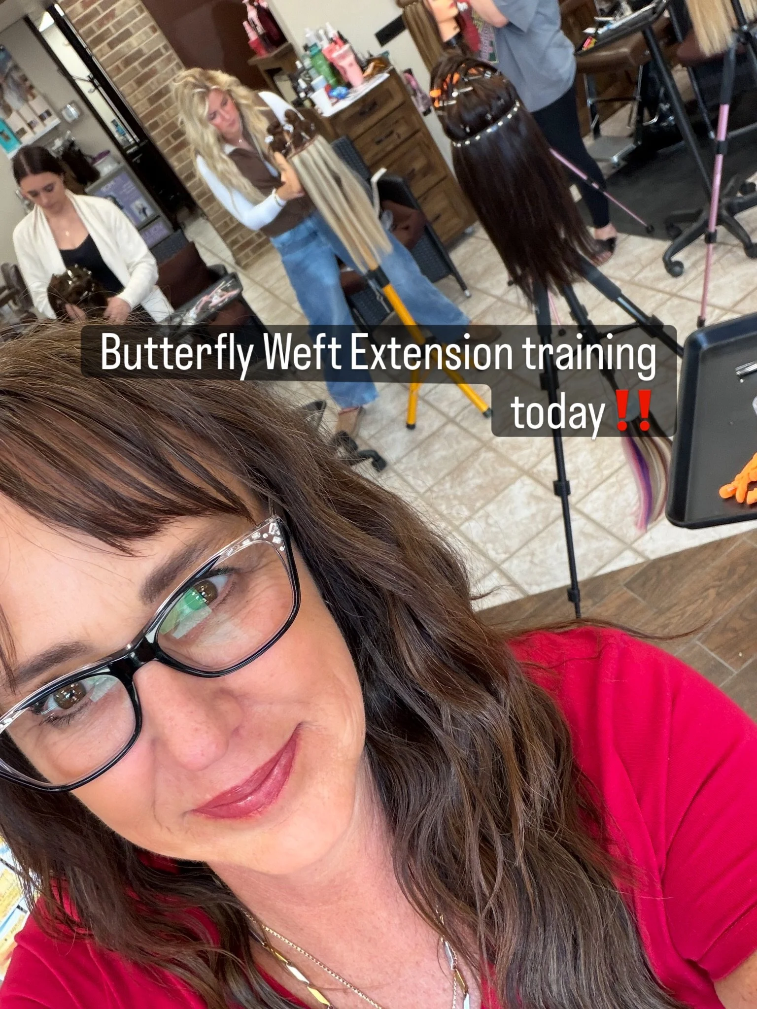 Always leveling up over here&hellip; because you deserve the BEST 💁&zwj;♀️✨

Today I dove into the Butterfly Weft Method and let me tell you&hellip; the details matter. Placement, tension, blending&hellip; this is the kind of education that takes in