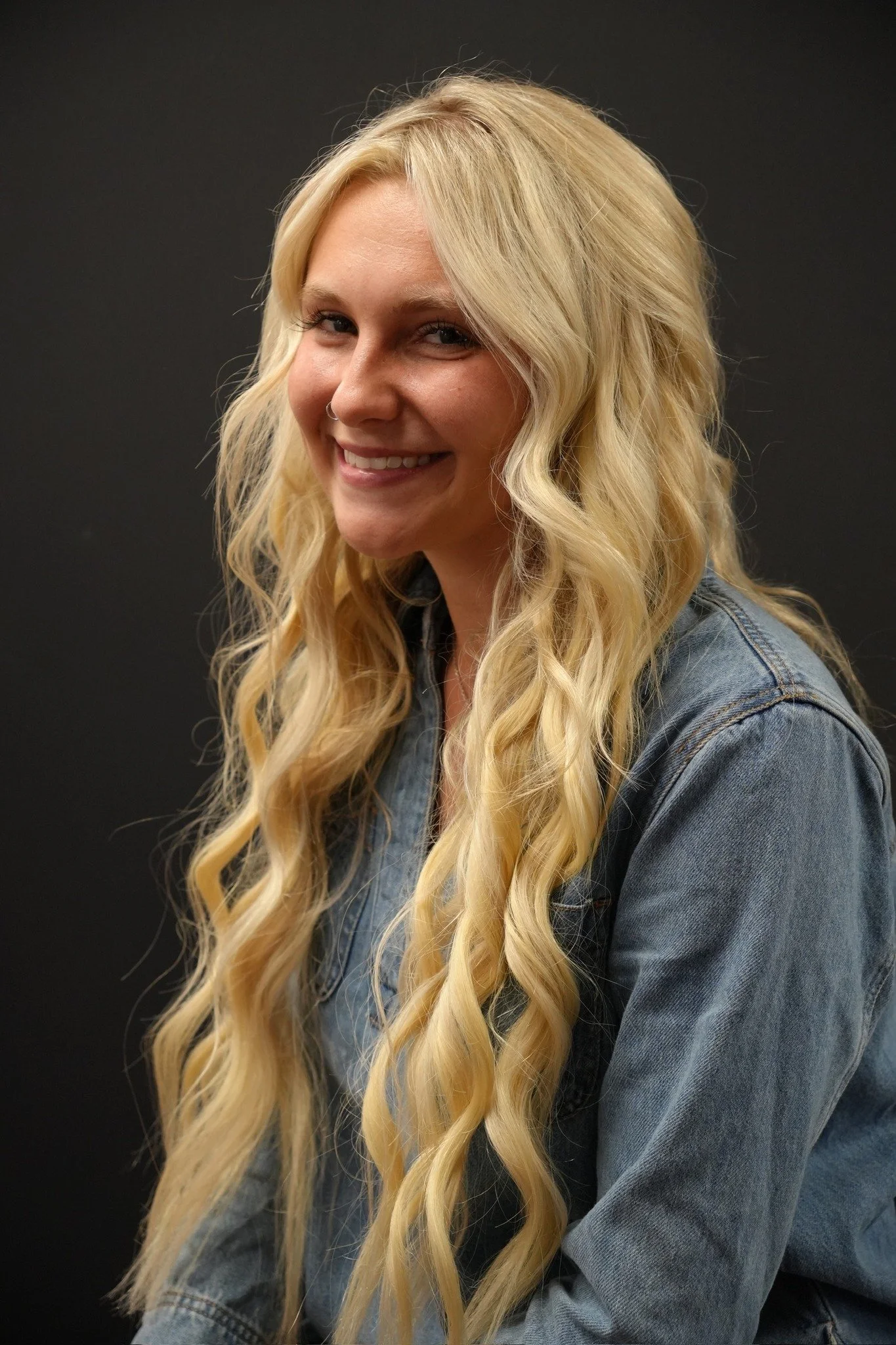 No-Sew Weft Transformation
Could this girl be any more gorgeous?! 😍
Two rows of Eterna Medusa no-sew weft, two colors blended seamlessly, 24 inches of pure gorgeous. Seamless, undetectable, built for fine hair. Fine hair babes &mdash; this one's for