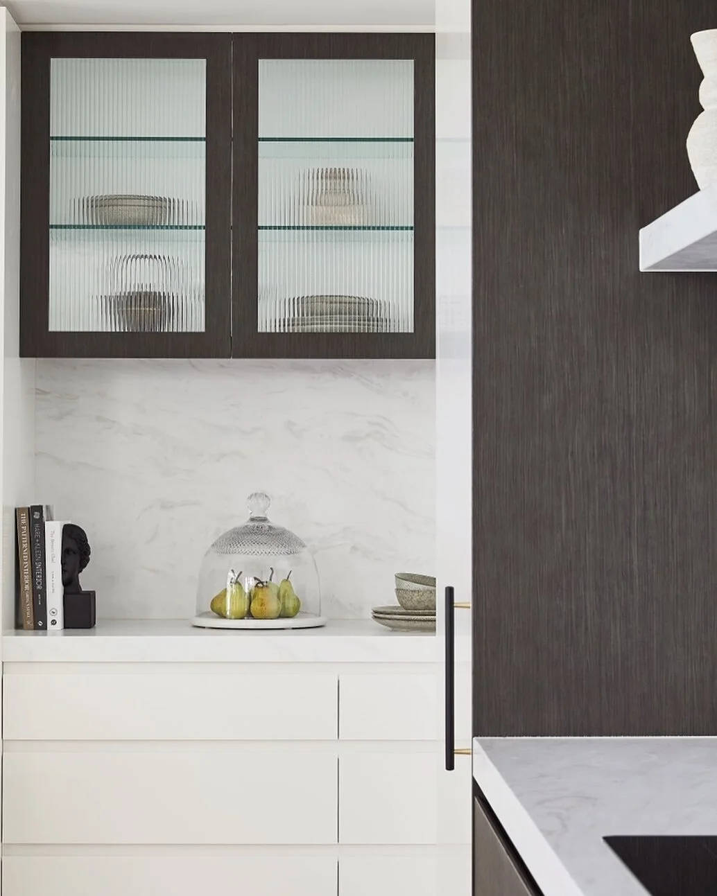 When I was designing the kitchen for our Sense House Project, my current home, I knew I wanted the space to be light and bright, but with a little something extra 🖤. So i created my take on a classic black and white scheme. It's tonal, where the bla