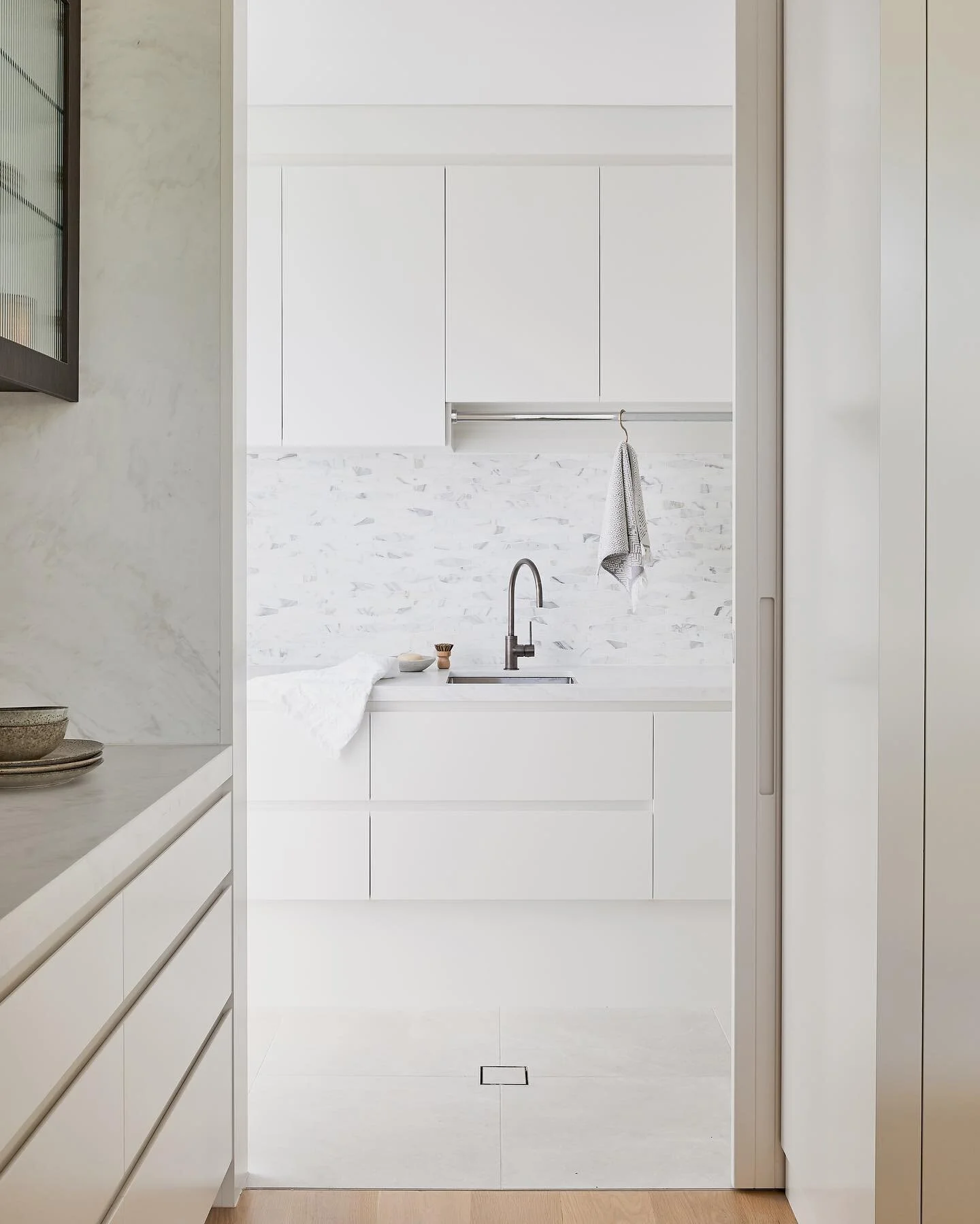 So fresh so clean Laundry vibe at our Sense House project. It&rsquo;s tucked right behind the kitchen with this seamless cavity slider. What a dream ☁️

Sense House 
Interior design @studiosense__ 
Photography @_pabloveiga 

#bystudiosense #laundryde
