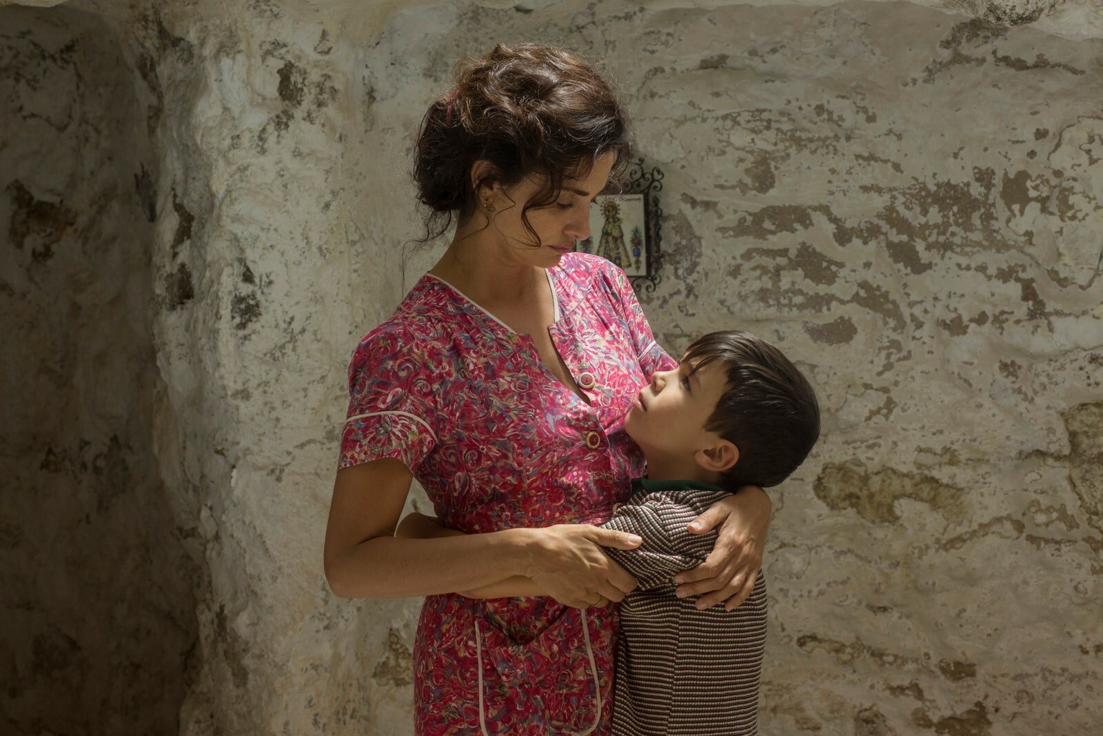 Young Salvador Mallo (Asier Flores) and his mom (Penélope Cruz) in a flashb...