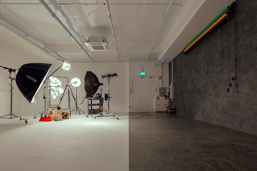 From a 30ft x 19ft cyclorama to a textured feature wall | Duality and space optimisation were one of our top priorities while designing @TheColossalStudio- everything you need to achieve your vision is within reach.⁣⁣⁣
⁣
Work, collaborate, recharge a