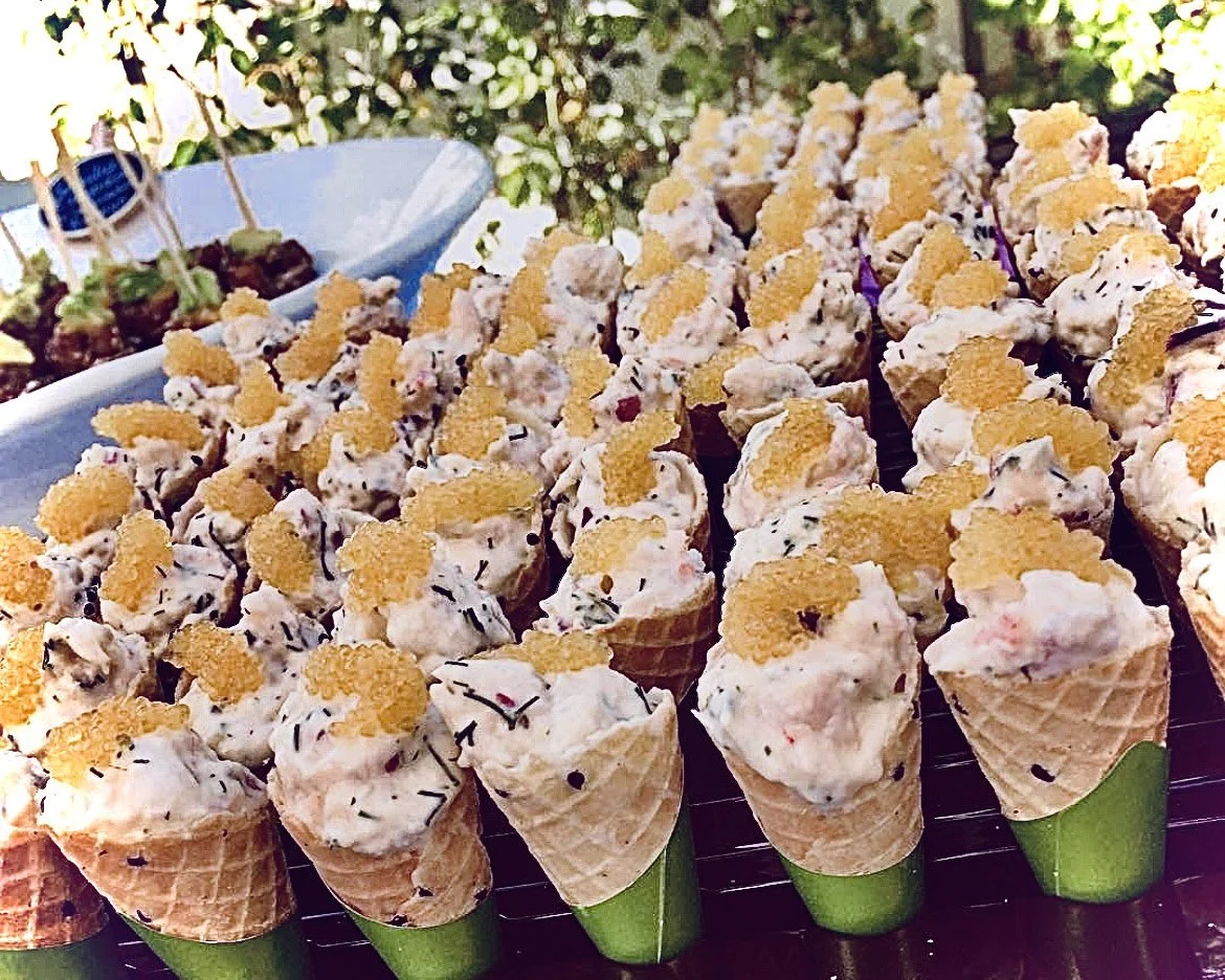 Flera skagenfyllda strutar  toppad med löjrom.