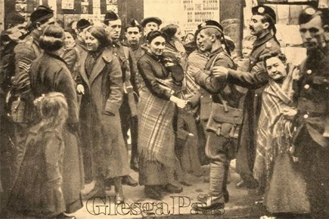 A bustling Glasgow street scene during World War I captures a poignant moment of farewell. Soldiers in uniform prepare to depart, surrounded by loved ones — partners, children, mothers — each wrapped in heavy tartan shawls that reflect Scotland’s dis