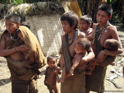 This image shows members of the Nanti people, an Indigenous group living in voluntary isolation or initial contact in the Cusco region of southeastern Peru, within the remote Megantoni Reserve and Camisea River basin. The Nanti are part of the larger