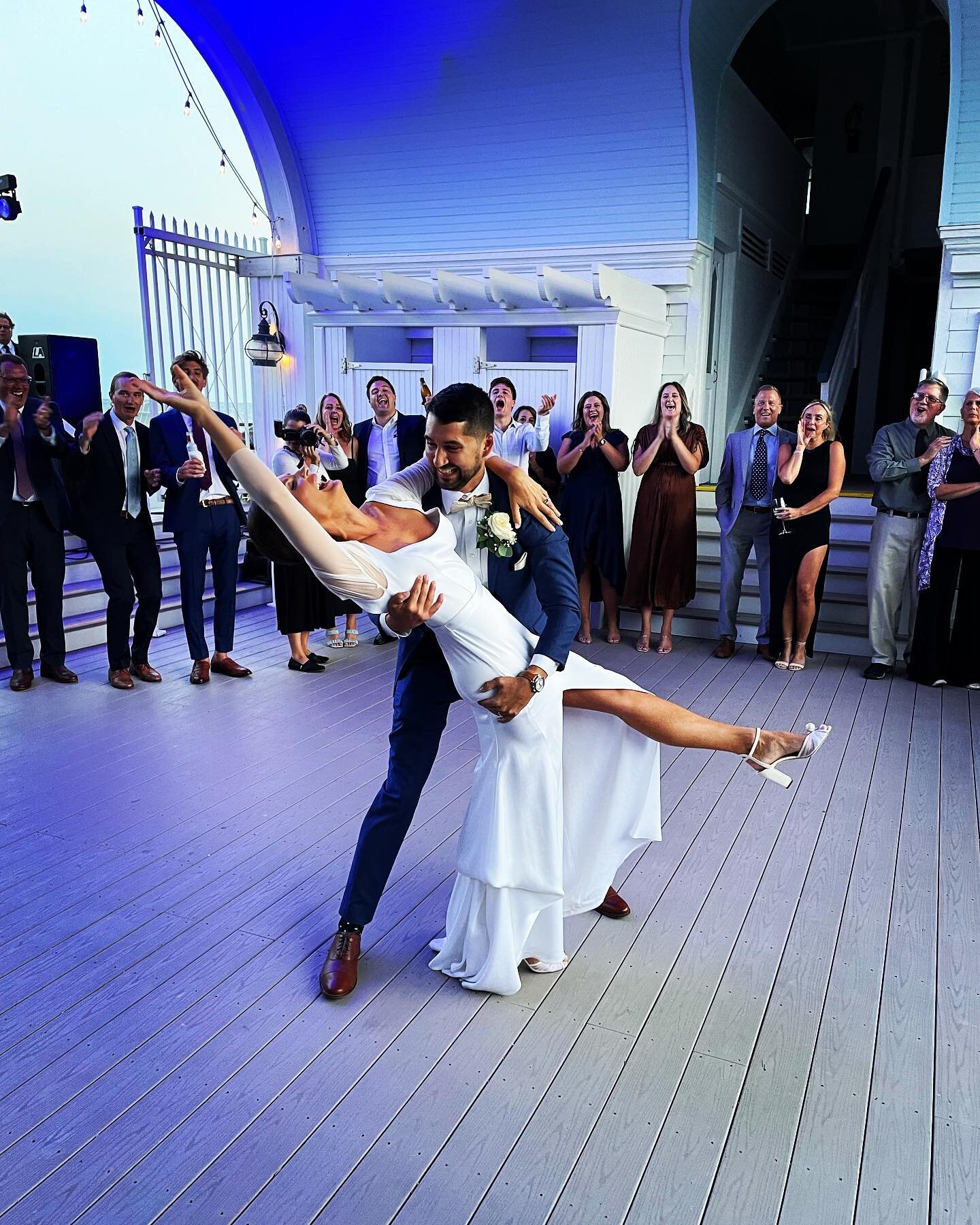 Dipping into this weekend like&hellip; ✨

Kelsey &amp; Joe brought their A game to their First Dance. If you could add a fabulous ending to your dance, why wouldn&rsquo;t you?? 💁🏻&zwj;♀️

#wedding&nbsp;#firstdance&nbsp;#weddingdance&nbsp;#danceless