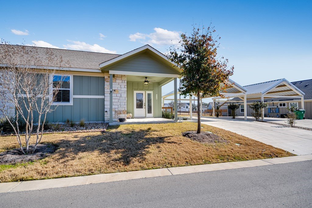 💫 Join me! Today I'm hosting an open house at my new listing from 1-4pm.⁠
⁠
🛌 2⁠
🚽 2⁠
📐 1,200 sf⁠
💰 $400k⁠
📍 241 Rose Dr #B, Dripping Springs⁠
⁠
✨ This charming, single-story lock-and-leave home was built by the esteemed Bear Creek Homes and fe