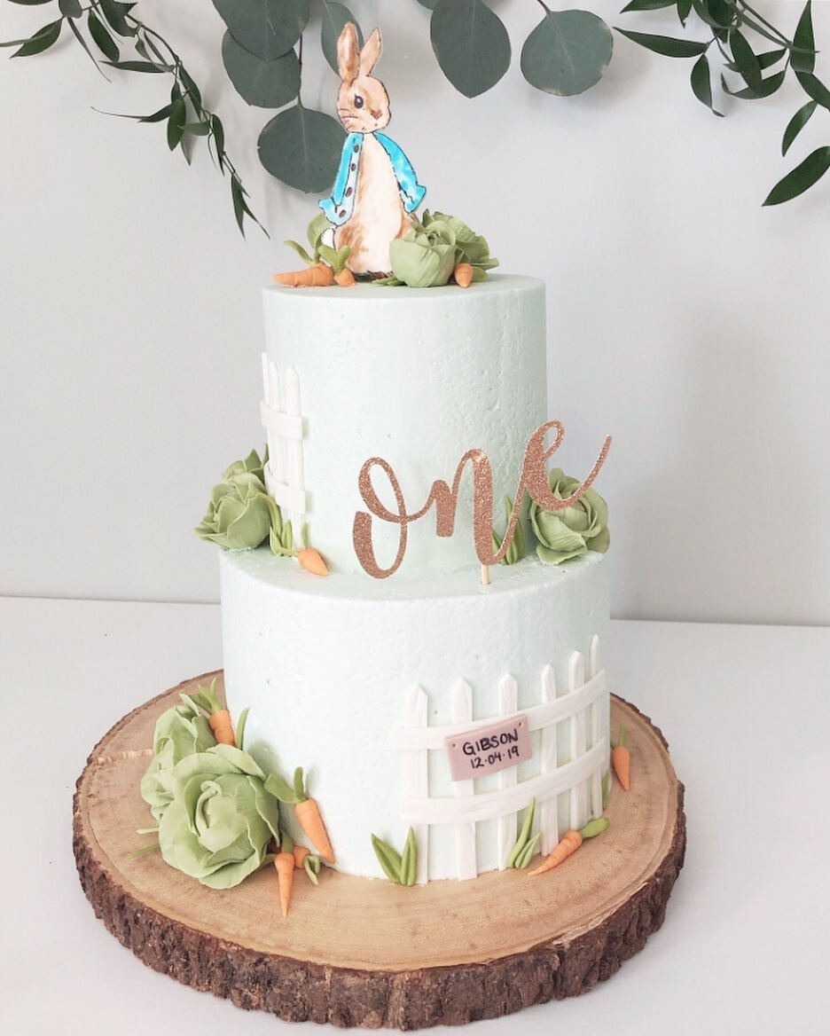 Wishing everyone a beautiful weekend ahead, happy Easter 🐰 

#fineanddandy #fineanddandysugarartistry #cakebyfineanddandy #cake #cakesdaily #cakecakecake #cakeinspo #yyc #yycbaker #yyccakes #yycfoodie #yyceats #sugarart #sugarcraft