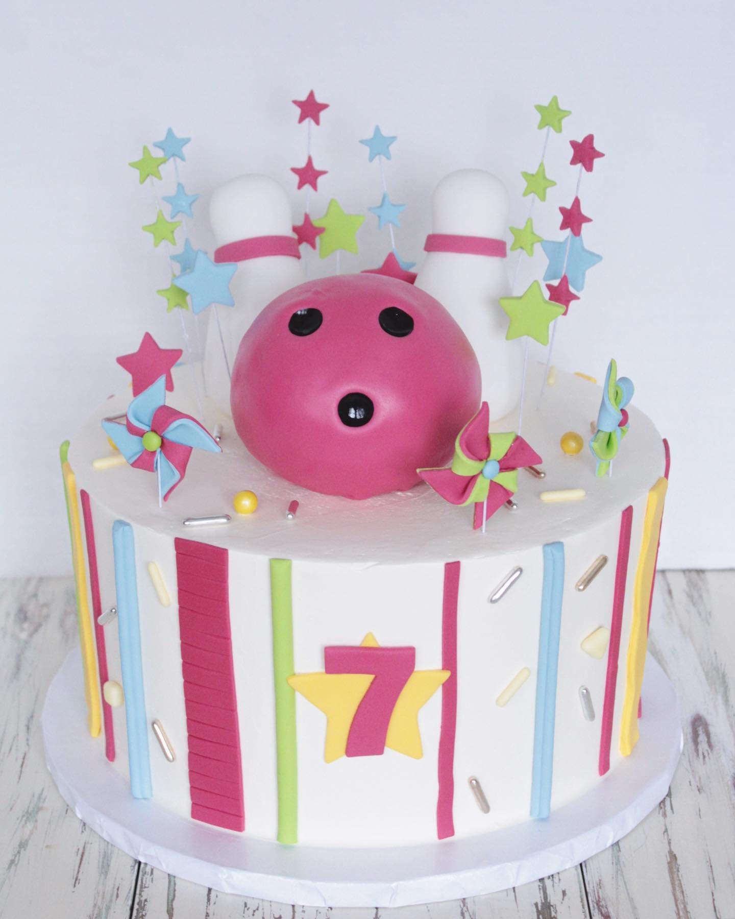 //Let&rsquo;s Bowl//

#fineanddandy #fineanddandysugarartistry #sugarartist #cakebyfineanddandy #bowlingcake #yuc #yyceats #yycfood #localyyc #cakecakecake #cakesdaily #cakedesign #happybirthday #birthdaycake
