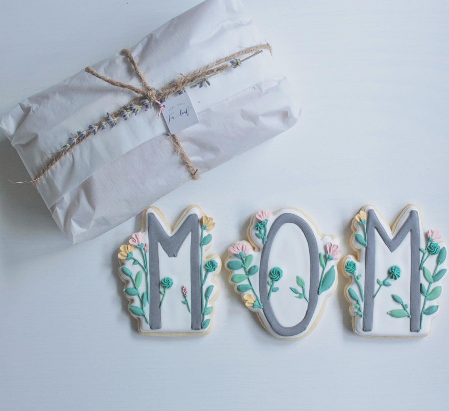 // MOM //
We will have a few more cookie gift boxes available today @moss_postpartum_house . Vanilla sugar cookies iced with a light vanilla royal icing, hand piped florals inspired by @themillerswifecustomcookies and cutters courtesy @thecookiery.ca