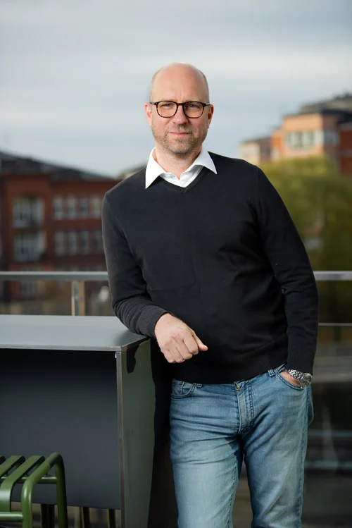 Porträtt av man i kostym