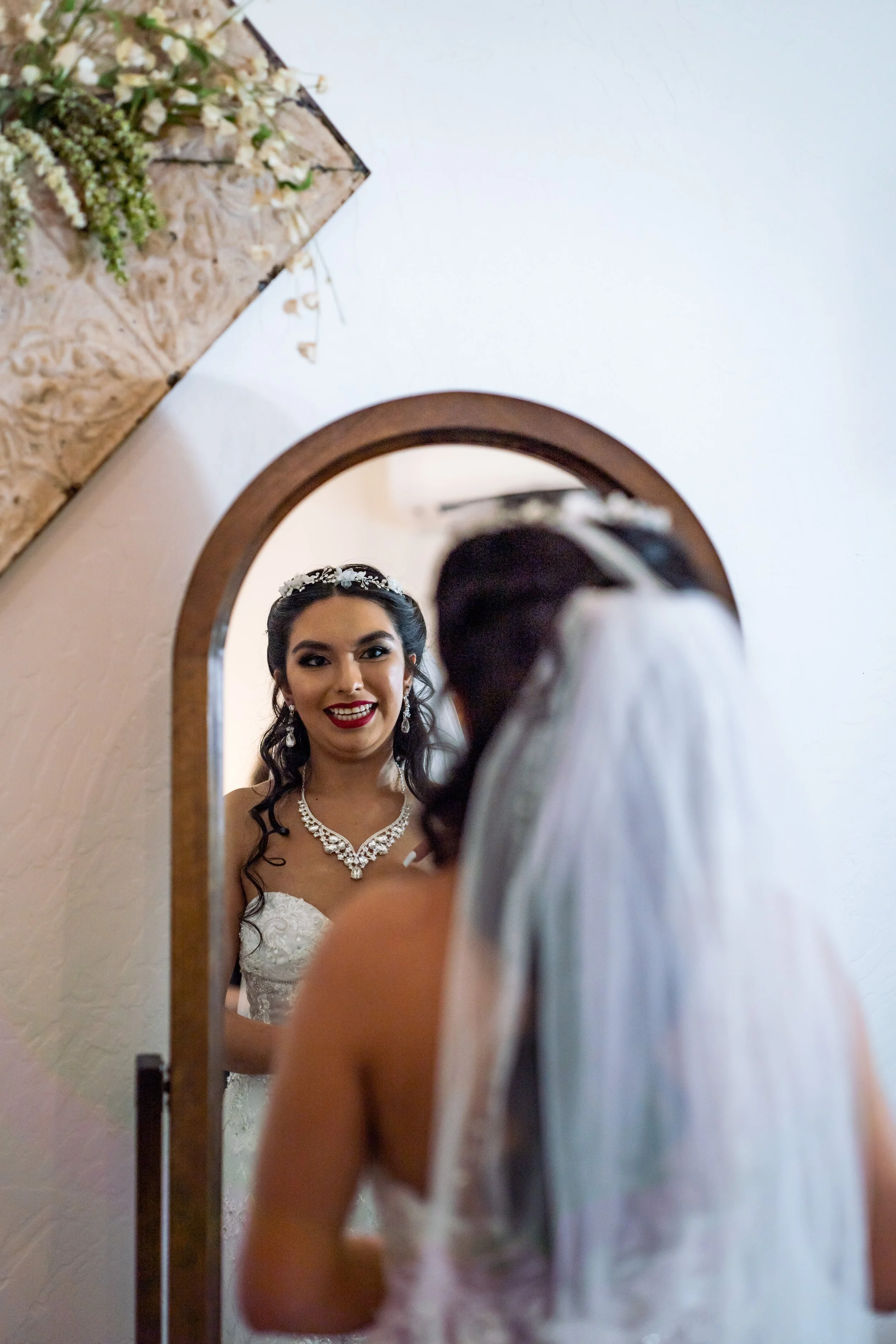 bride-getting-ready-mirror-reflection-amarillo.jpg