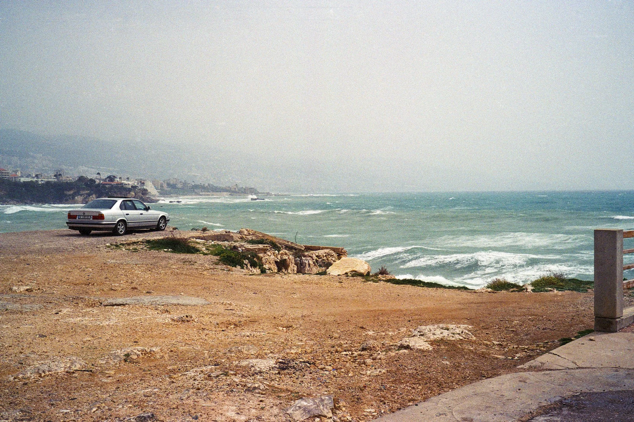 Pierre-Edouard Grandsire, Une voiture face à la mer, 2019, Argentique – impression FineArt Baryta 325, 30x45 cm