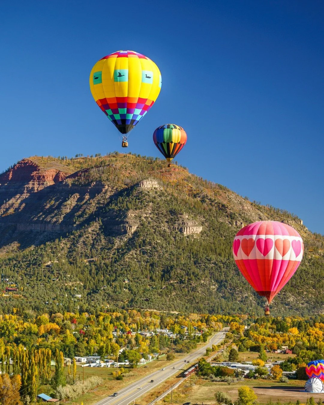 The Balloon Rally weekend is always a great time to be in the valley. Stay at Durango Valley View and have a great view of balloons floating above the Animas river.⁠
⁠
📸 Photos from @visitdurango by @satchmobile13⁠
⁠
From VisitDurango: &quot;The 202