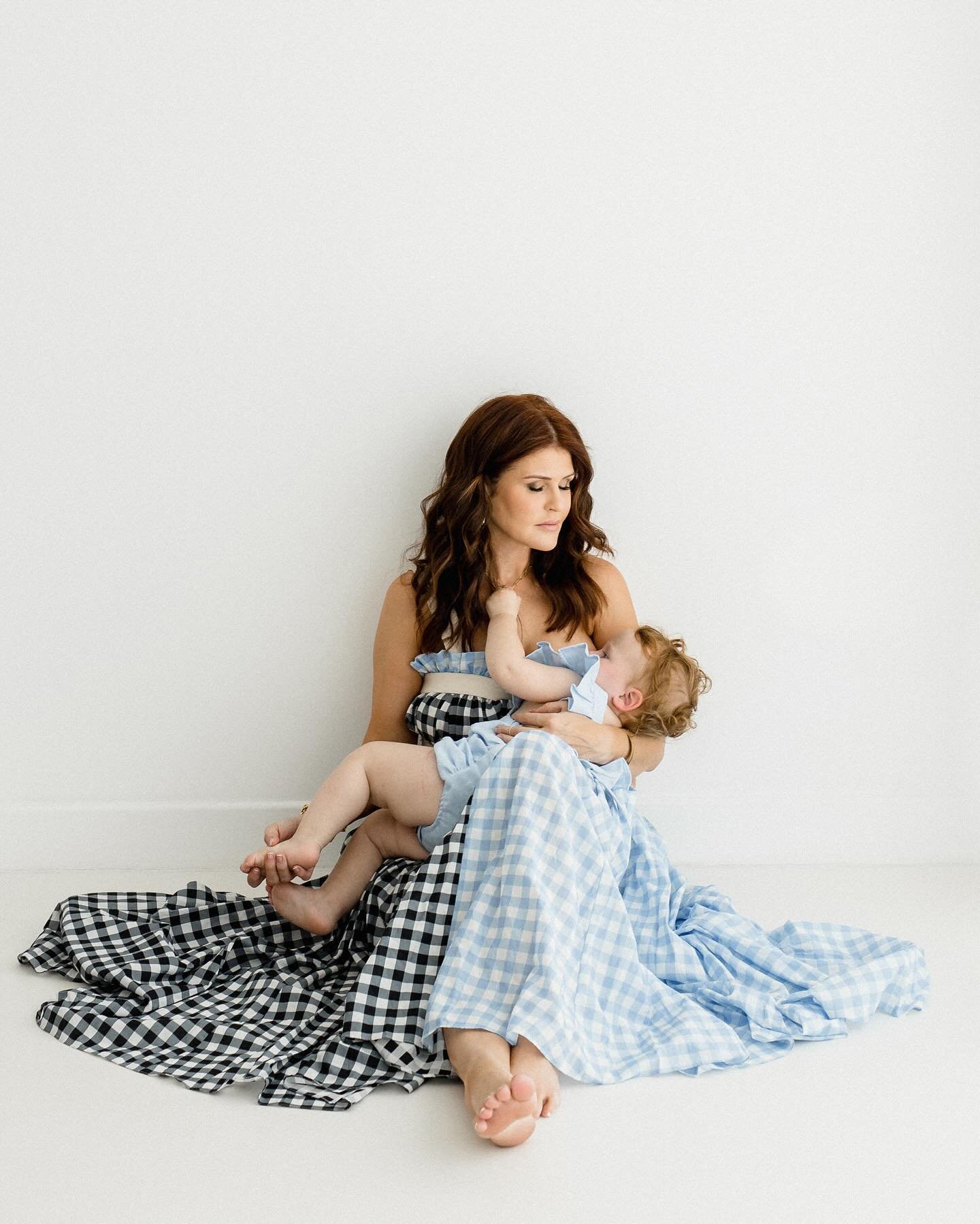 My wonderful client (and go to skin guru) @reneelapino reminded me today that it was a year since we shot this beautiful, intimate 1 year milestone session with her daughter Ophelia.

I always, ALWAYS ask my clients if they would like feeding photos 