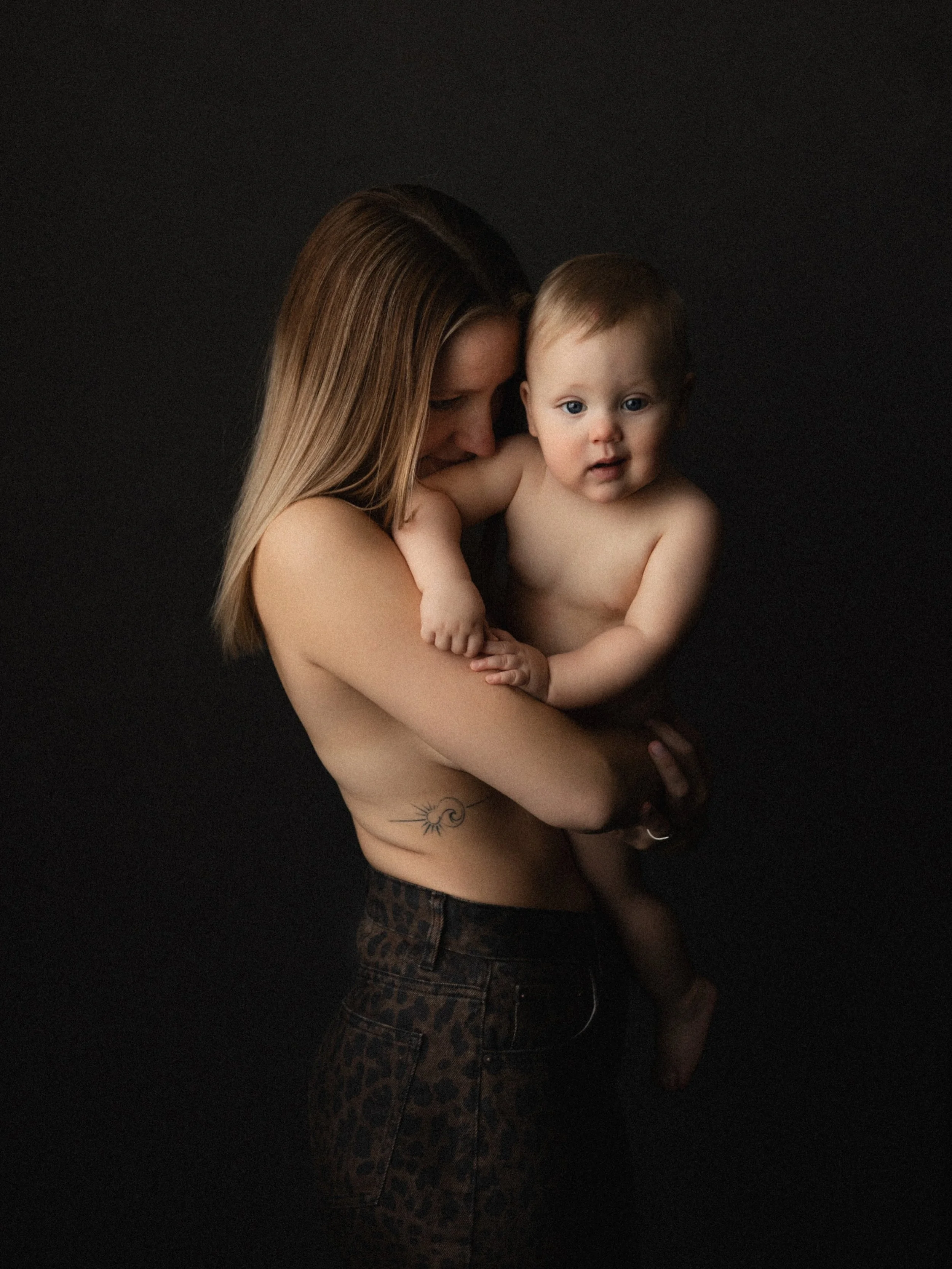 I&rsquo;ve been missing these rich, deep tones on my grid and it&rsquo;s certainly time I shoe-horned some leopard print in there too! 

Here&rsquo;s Lauren &amp; Jax, celebrating their breastfeeding journey in the studio; enjoying some skin-on-skin 