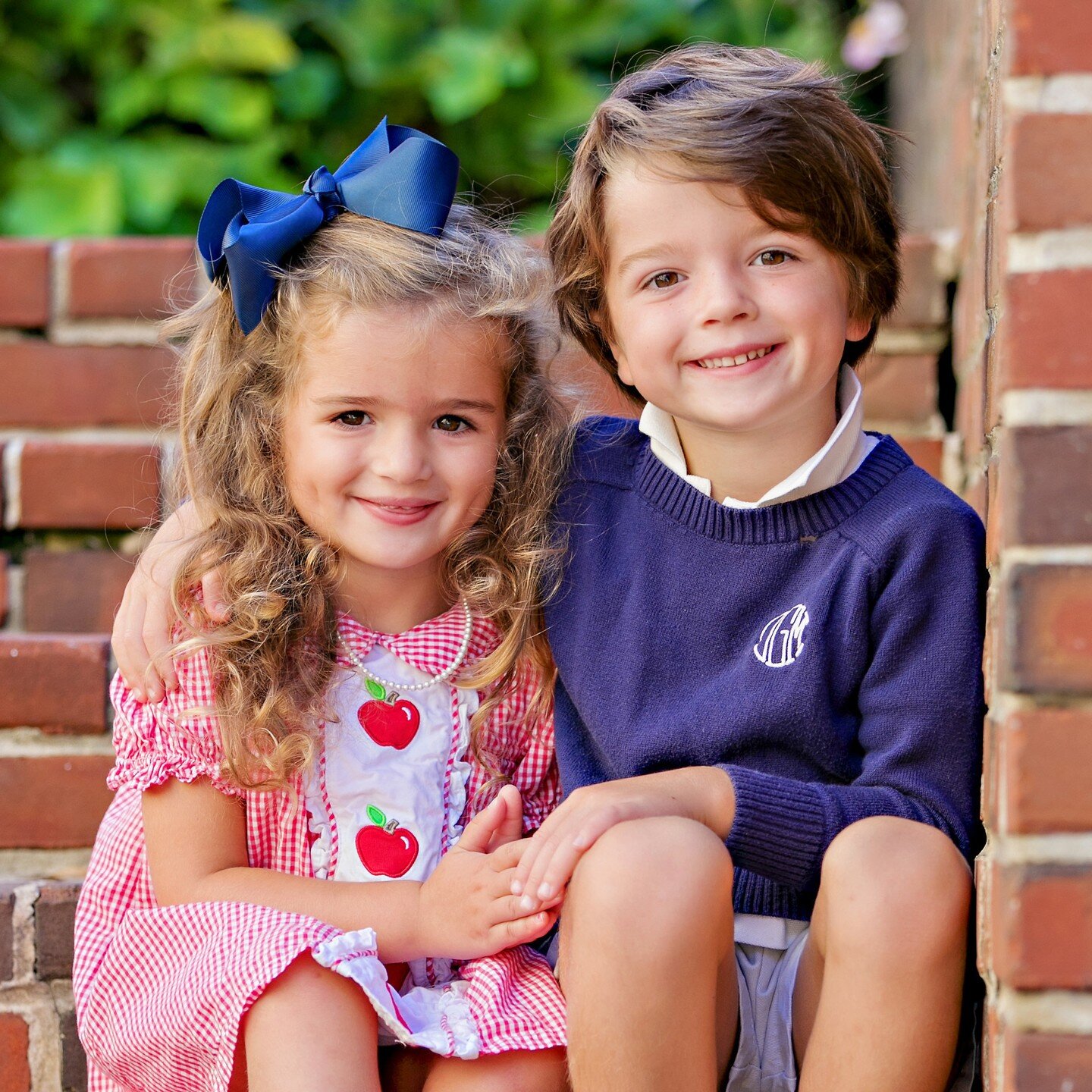 SIBLING LOVE (I die!) #Portraitphotographer - Imagine what it's like to get the chance to spend your morning with a giggly bunch of preschoolers! 😍
No stiff and awkward smiles, no 'say cheese', just connecting with them in the same way you do with A