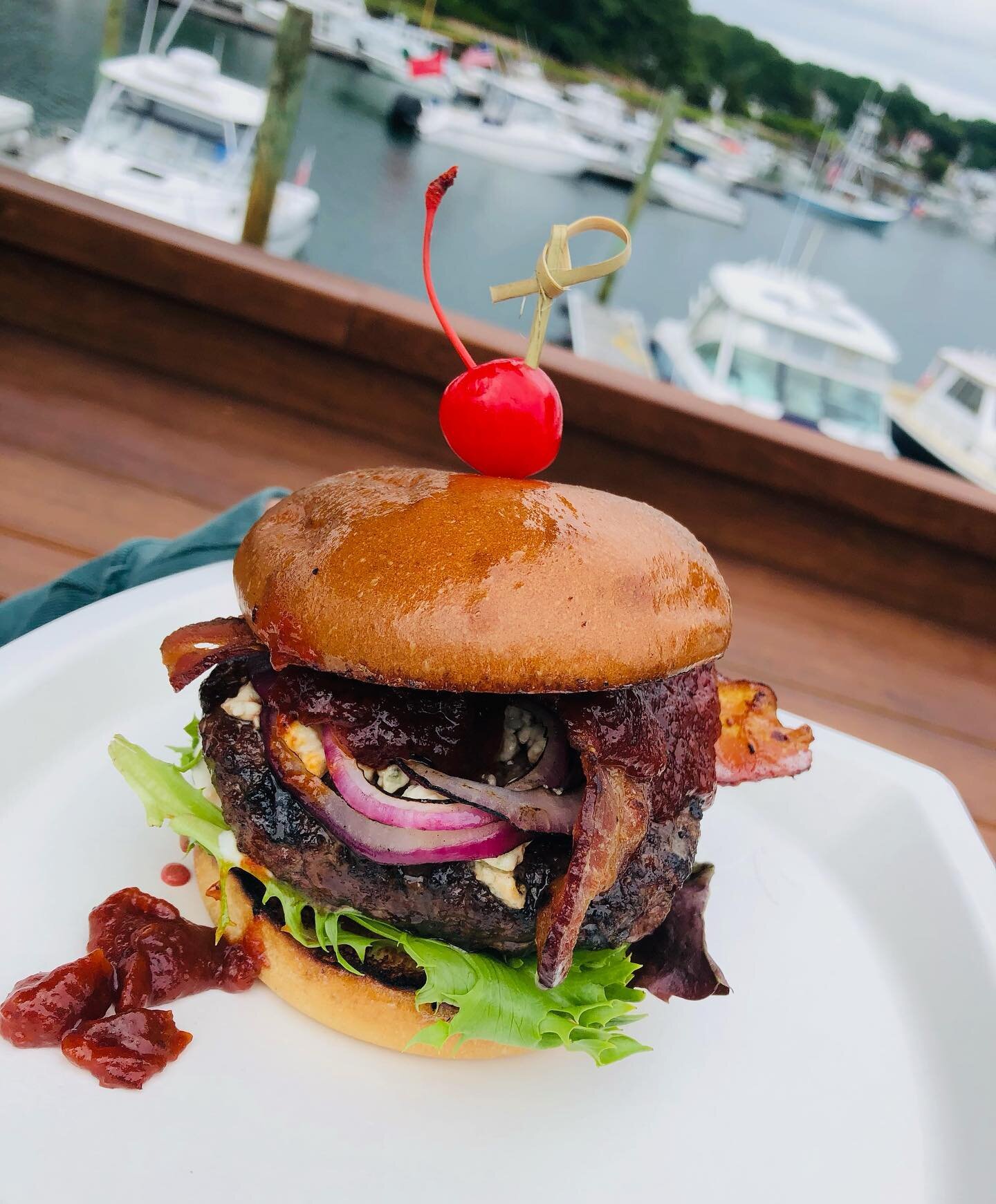 Come on down to the Deck! 🇺🇸🇺🇸🇺🇸 

BACON BLUE BURGER:  Bacon Jam, Lettuce &amp; Tomato with Grilled Red Onion &amp; Blue Cheese 🤤 🍔  #dogfriendly #4thofjuly #ocean #boatlife #yorkharbormarine #celebrate #yorkmaine #seacoast #summer2021