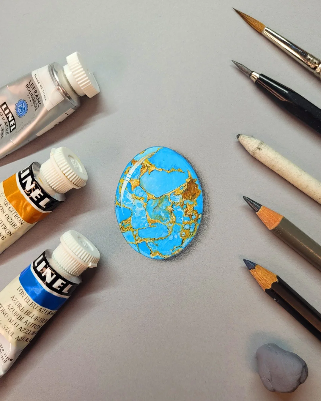 ⁠
Quelle pierre aimeriez-vous nous voir peindre ensuite ?⁠ ⁠
C'est la première turquoise que nous peignons ! Enfin... nous voulons dire une turquoise avec une matrice visible. Les maisons de haute joaillerie avec lesquelles nous travaillons utilisent des turquoises de très grande qualité, c'est pourquoi...