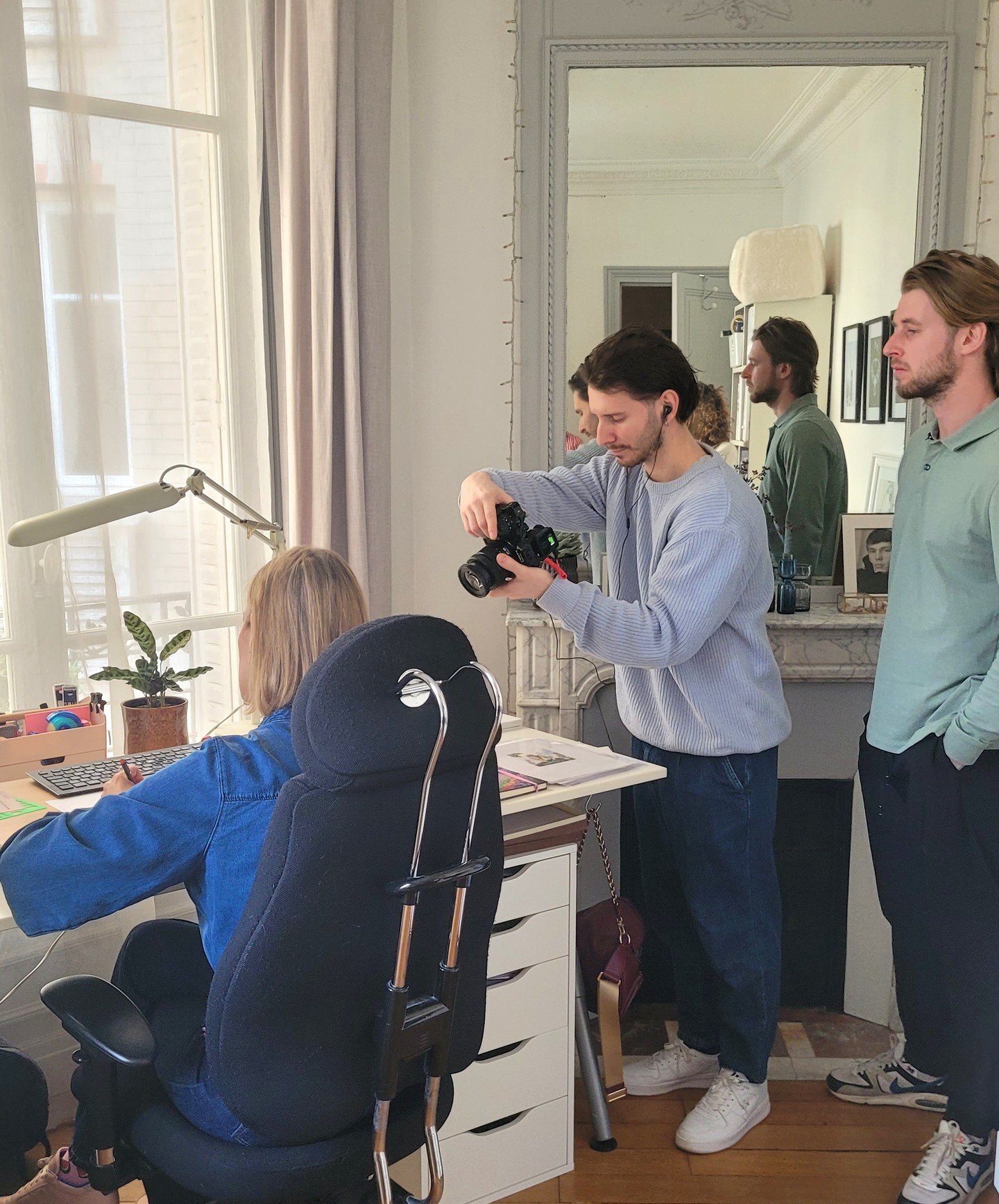 🎥🎨 Hier, nous avons ouvert les portes de notre atelier à une équipe de tournage venue réaliser une courte vidéo sur les métiers des créateurs de bijoux et des gouacheurs en haute joaillerie.⁠
⁠
Une formidable occasion de faire découvrir notre savoir-faire et de donner aux futures générations