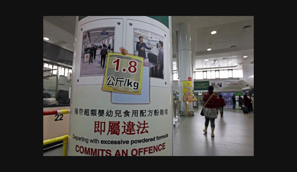  A poster at Shenzhen and Hong Kong borders says “Departing with excessive powdered formula COMMITS AN OFFENCE” 