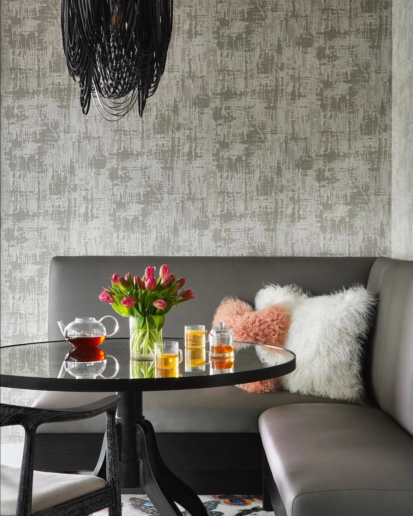 The perfect spot to spend a Sunday morning 🫖 🍯 Photo: @rymcdon #interiordesign #luxuryliving #RMID