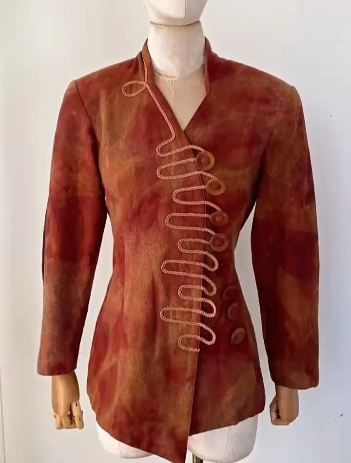 One of those pieces you just won&rsquo;t find again💌
⠀⠀⠀⠀⠀⠀⠀⠀⠀
Vintage Chinese Rope Blazer in exceptional condition. This piece is so funky it just has to be 1980s. 
⠀⠀⠀⠀⠀⠀⠀⠀⠀
✔️Cut in autumnal watercolor felted wool
✔️Cascading roped closures
✔️Fas