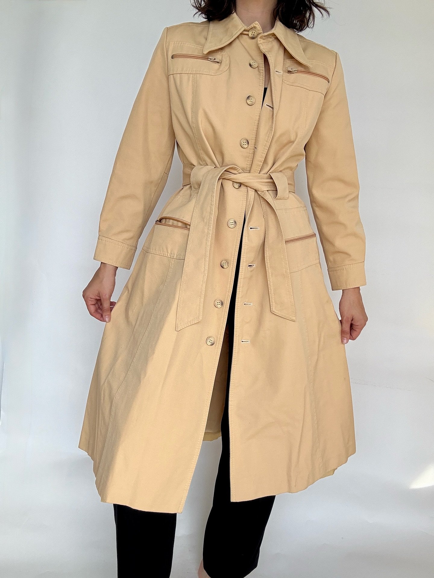 A moment for the perfect trench😮&zwj;💨
⠀⠀⠀⠀⠀⠀⠀⠀⠀
1970s Fleet Street Rain/Shine trench coat cut in a cashew khaki cargo cotton.
⠀⠀⠀⠀⠀⠀⠀⠀⠀
This gem is coming along with us for the @hamptonflea Holiday Show on 11/22✨Secure your tix at the link in bio✨
