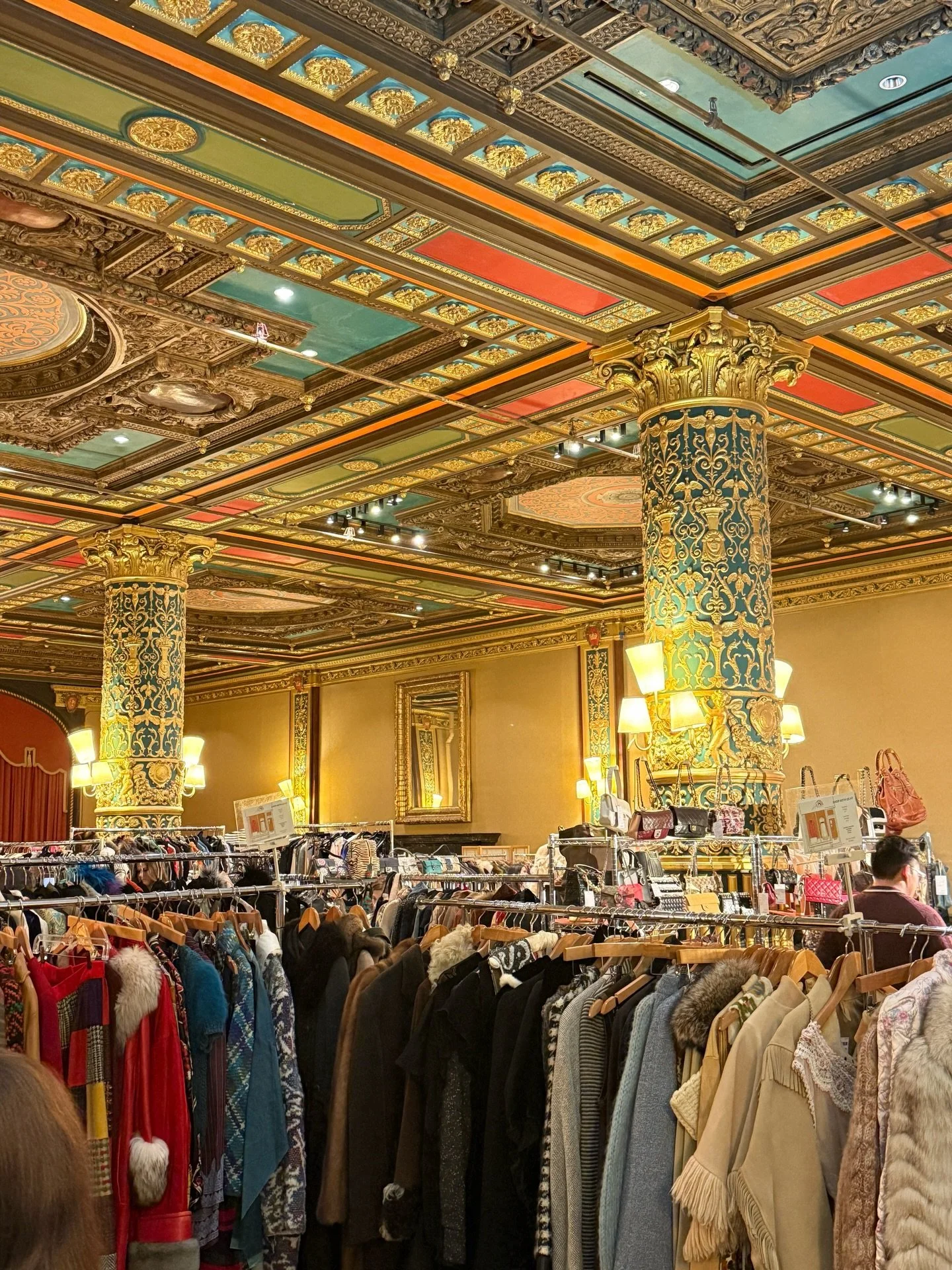 A big thank you to our friends at @hamptonflea for hosting such a beautiful Holiday Show inside the @princegeorgeballroom that felt like one big jewelry box!
⠀⠀⠀⠀⠀⠀⠀⠀⠀
There&rsquo;s nothing better than helping our clients discover those special piece