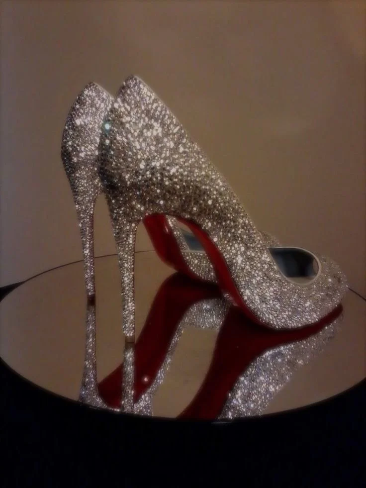 Bottoms up🍸👠
⠀⠀⠀⠀⠀⠀⠀⠀⠀
Got our hands on some early 2000s Christian Louboutin Pigalle Glitter Heels just in time for the holidays. Size 40😘exclusively @marmaladefreshclothing
