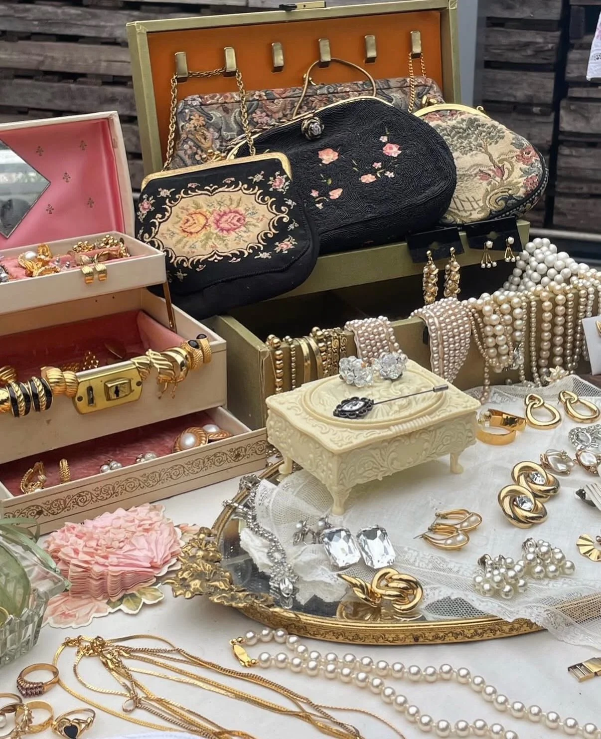 Get to know our Love Club co-host @vert_vie ✨
⠀⠀⠀⠀⠀⠀⠀⠀⠀
We first met Vie en Vert founder, Alessandra, back in the day when we both were curating vintage at @buildingblackbedstuy . What always stood out was Vie en Vert&rsquo;s impeccable tablescapes t