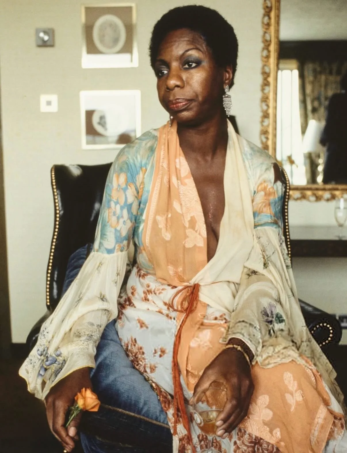 Nina Simone photographed by Steve Wood 🌼 1960s, most certainly draped in silk.
⠀⠀⠀⠀⠀⠀⠀⠀⠀
Brought us joy hope it brings some to you too :)
