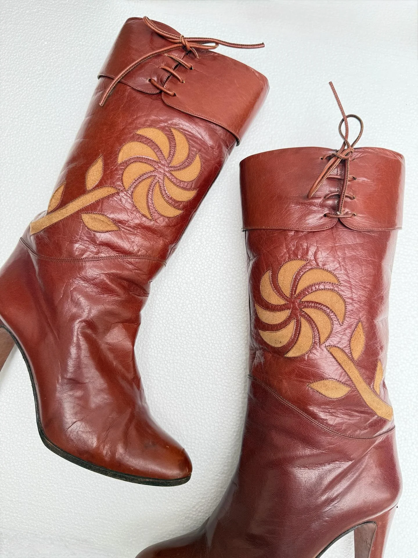 Boho leather &amp; lace (up)🐴🌷
⠀⠀⠀⠀⠀⠀⠀⠀⠀
Late 70s early 80s Gordian Knot caramel leather heeled boots made in Spain with contrast suede leather floral design, fold over detail with corseted ties.
⠀⠀⠀⠀⠀⠀⠀⠀⠀
Size 7.5
⠀⠀⠀⠀⠀⠀⠀⠀⠀
Available at thenarrati