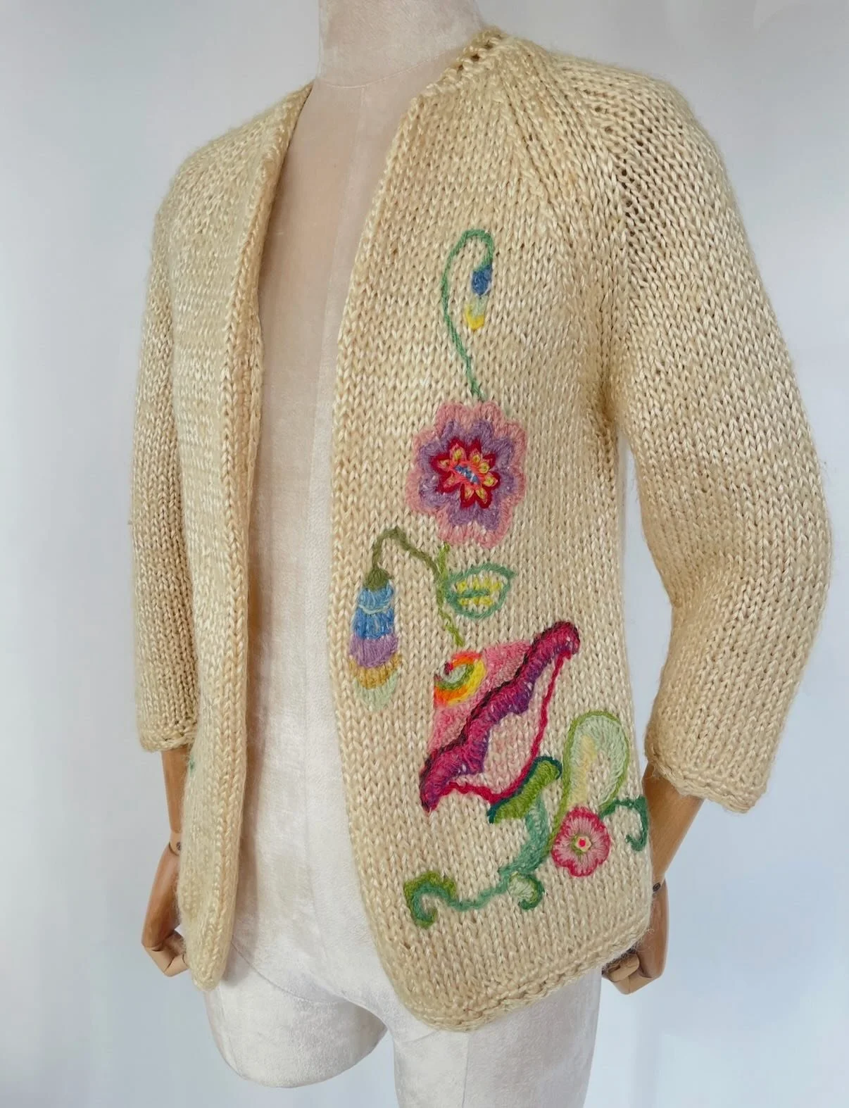 1960s blossoms🌸🪻🌷🌻🌹
⠀⠀⠀⠀⠀⠀⠀⠀⠀
The most perfect Italian loose-knit cardigan decorated in hand-embroidered florals circa 1960s. Spring transitions in perfect condition. 
⠀⠀⠀⠀⠀⠀⠀⠀⠀
Available @marmaladefreshclothing (285 Grand St, Williamsburg BK) &