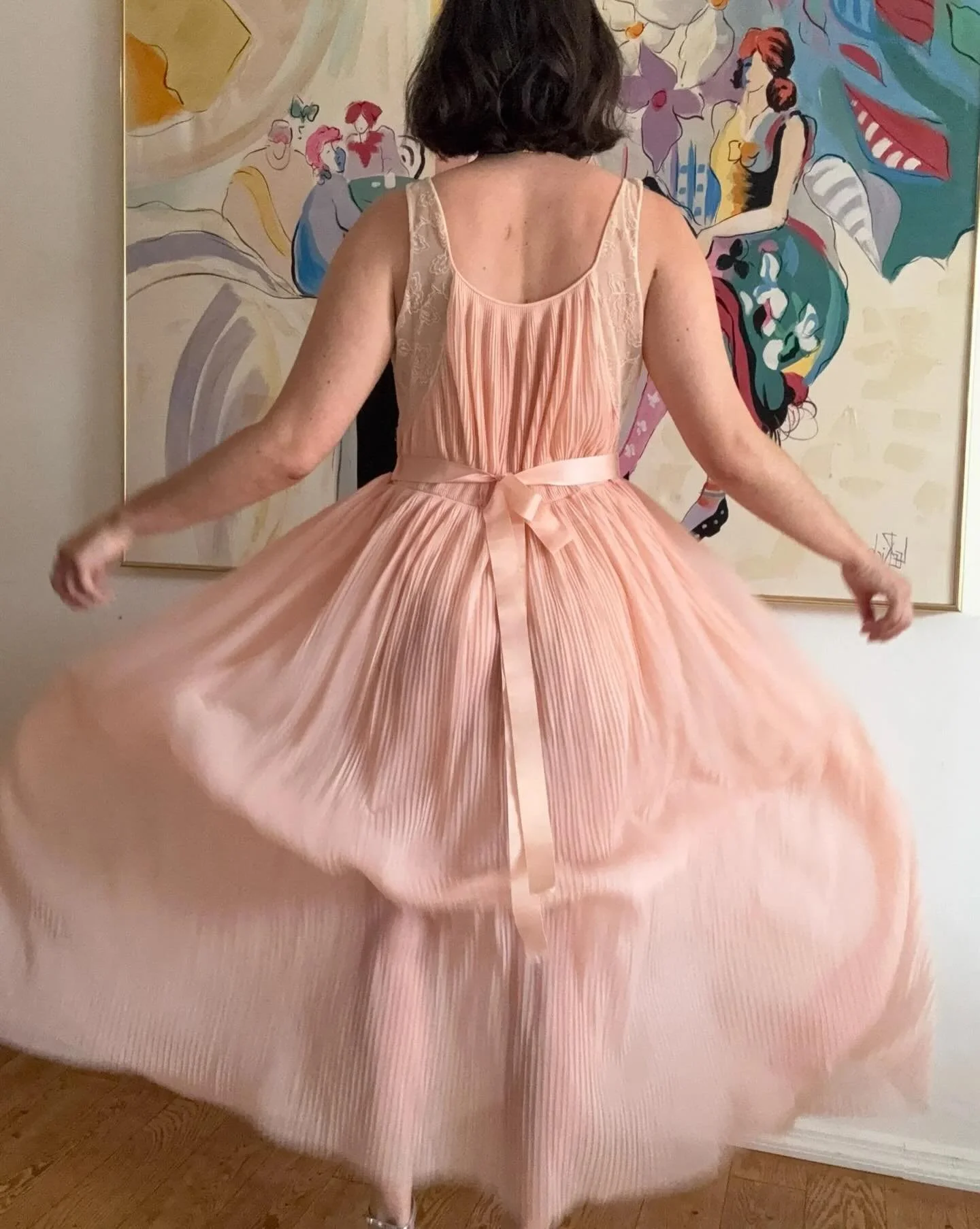 🌸60s Floral Lace Peignoir Gown🌸
⠀⠀⠀⠀⠀⠀⠀⠀⠀
One of those dresses that&rsquo;ll gag you from every angle!! 
⠀⠀⠀⠀⠀⠀⠀⠀⠀
Babydoll pink plisse (micro pleats) fabric with floral lace inlets on waist and shoulders with matching satin ribbon tie circa 1960s.