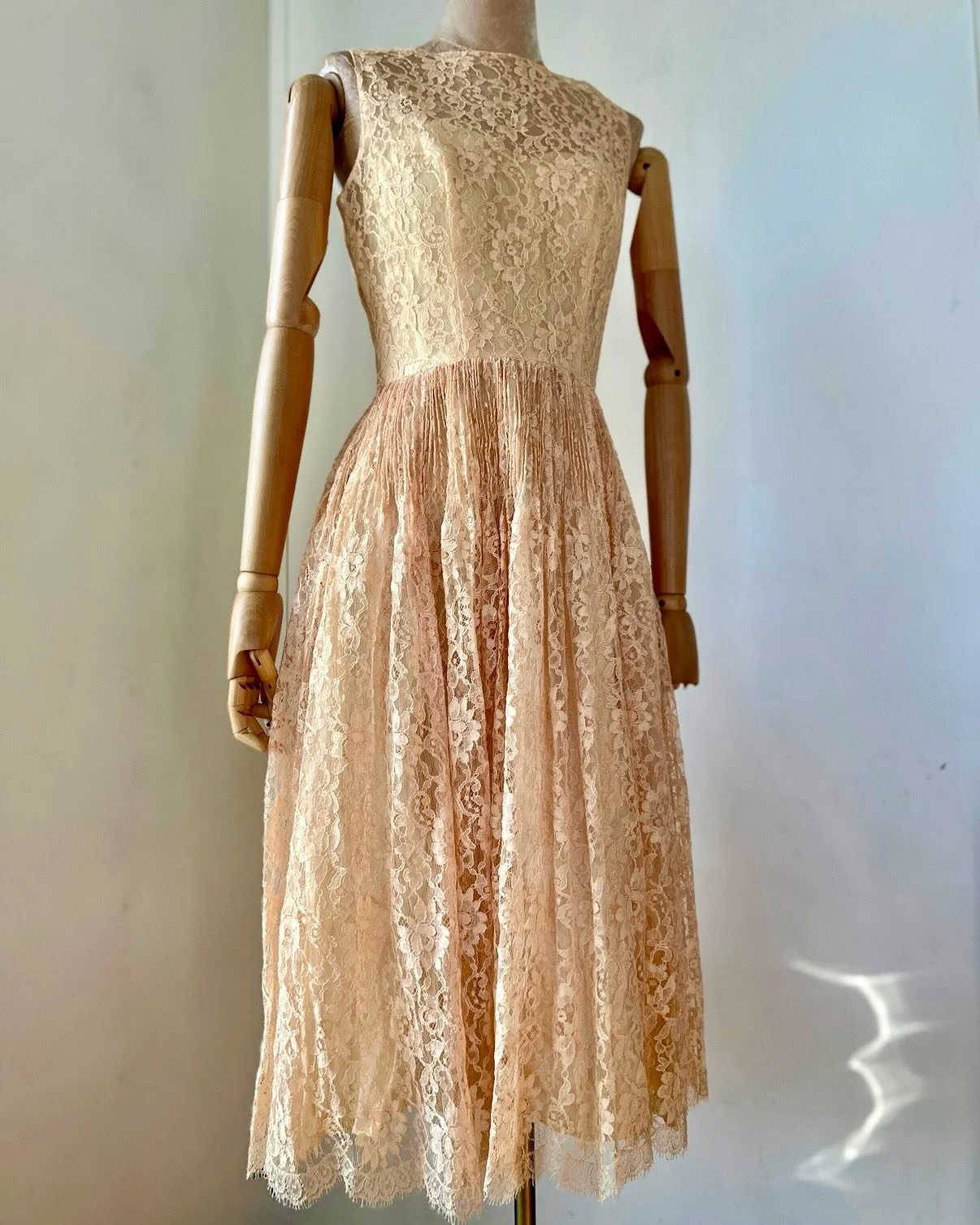 1950s Peach Lace🍑🦢
⠀⠀⠀⠀⠀⠀⠀⠀⠀
Micro pleats, boatneck lace overlays, and below-the-knee hemlines. It doesn&rsquo;t get more delicately beautiful than that. 
⠀⠀⠀⠀⠀⠀⠀⠀⠀
Coming soon to the next Vintage Edit&hellip;to be announced in juuuust a few days ?