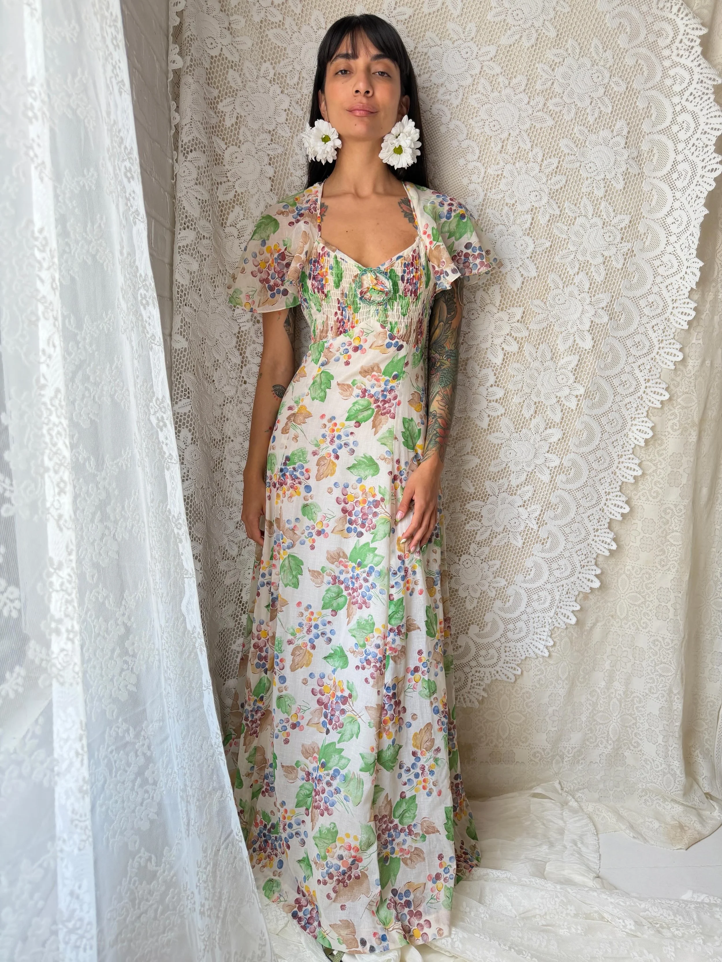 This 1950s grape printed maxi went so fast @pickwickvintage May Show but deserved her shine on the grid!
⠀⠀⠀⠀⠀⠀⠀⠀⠀
Can&rsquo;t believe how modern the silhouette feels and how stunning it&rsquo;s been preserved. Onto her next chapter🍇🌈
&bull;
&bull;