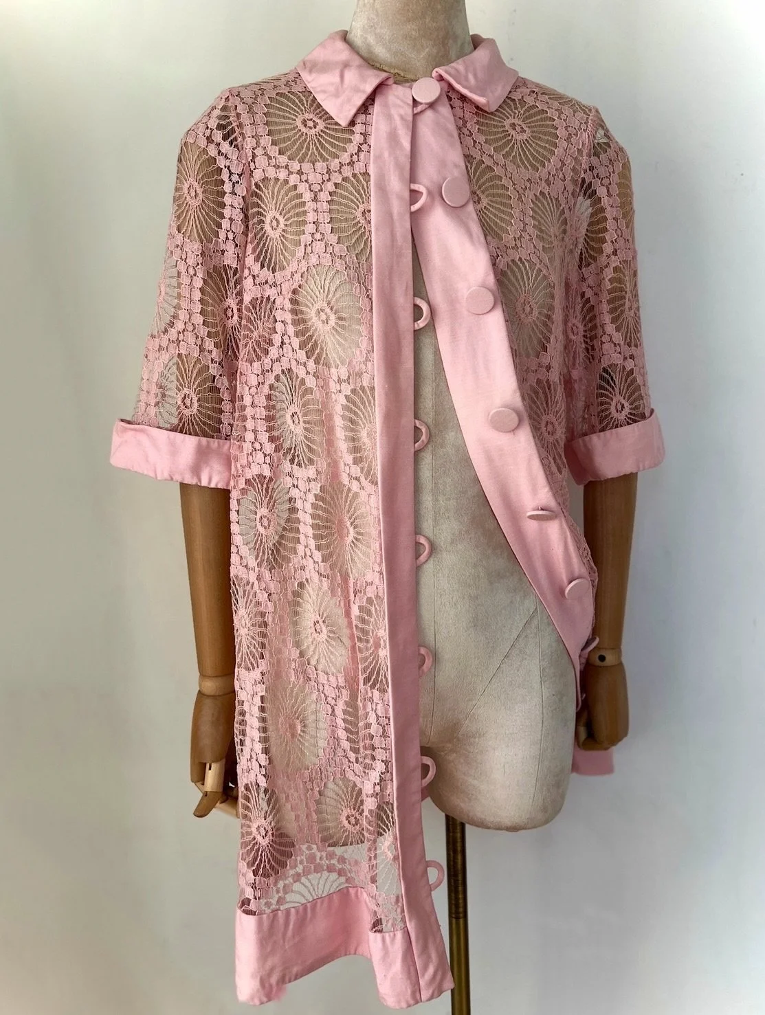1950s mod lace is the chicest summer layer and beach cover up they never saw coming 🍭🎀
⠀⠀⠀⠀⠀⠀⠀⠀⠀
Bubblegum pink lace crochet jacket circa 1950s with covered buttons coming soon to thenarrativevintage.com
⠀⠀⠀⠀⠀⠀⠀⠀⠀
DM for first dibs ;)