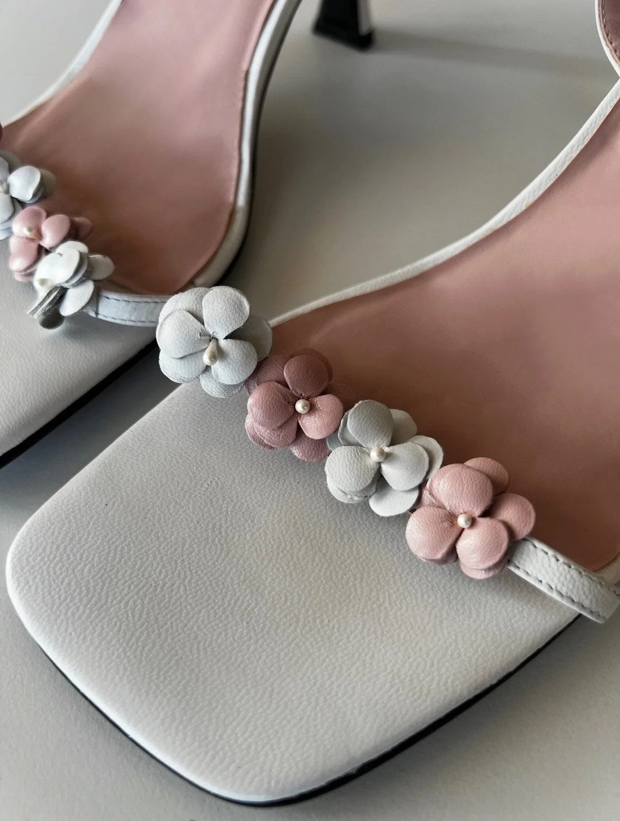 🌸Calling all our size 10s!🌸
⠀⠀⠀⠀⠀⠀⠀⠀⠀
Vintage strappy heels adorned with leather pink &amp; white petals. The perfect heel height &amp; in gorgeous condition. 
⠀⠀⠀⠀⠀⠀⠀⠀⠀
Make them yours at thenarrativevintage.com