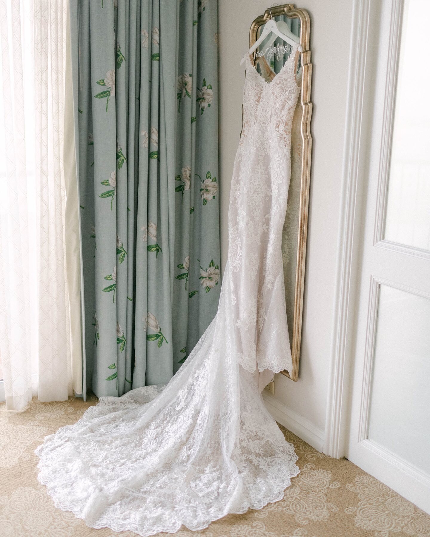 Let&rsquo;s hear it for the dress👏🏼😍

Had the best time coordinating this beautiful New Orleans wedding. More photos coming soon! 🤍✨

📸: @emilysongerphoto 
📍: Windsor Court Hotel
👗: @oliviercouturebridal design by @maggiesotterodesigns