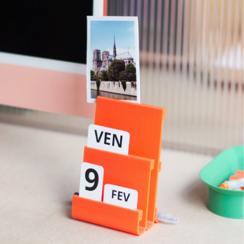 Avantgarde+Objects+desk+calendar+orange+2.png