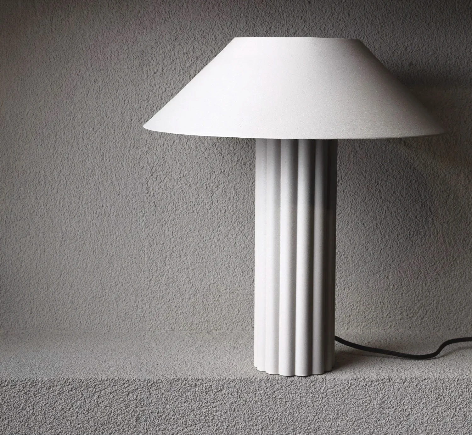 Timeless metal table lamp