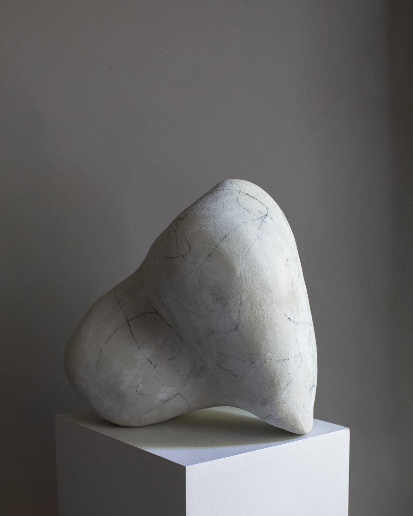 'Notes at midnight'
This  closed sculptural Stoneware piece is available through the beautiful @studiogardner showroom in Sydney.
.
.
.
#ceramics #contemporaryceramics #collectibleceramics #slowdesign #australianceramics
